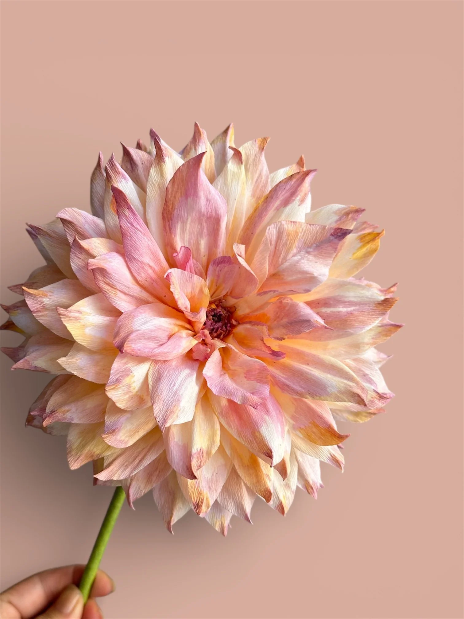 En stor dahlia lavet af papir  - papirblomst