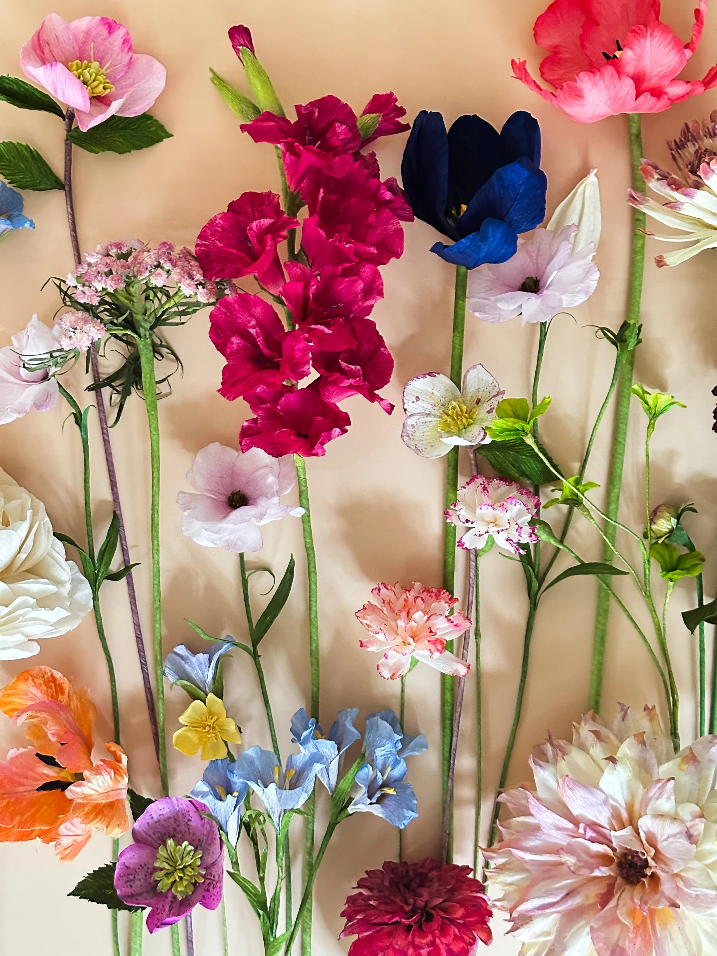 Blandede farverige tulip- og blomsterbuketter med rosa, lilla, blå, hvid, orange og rød blomster.