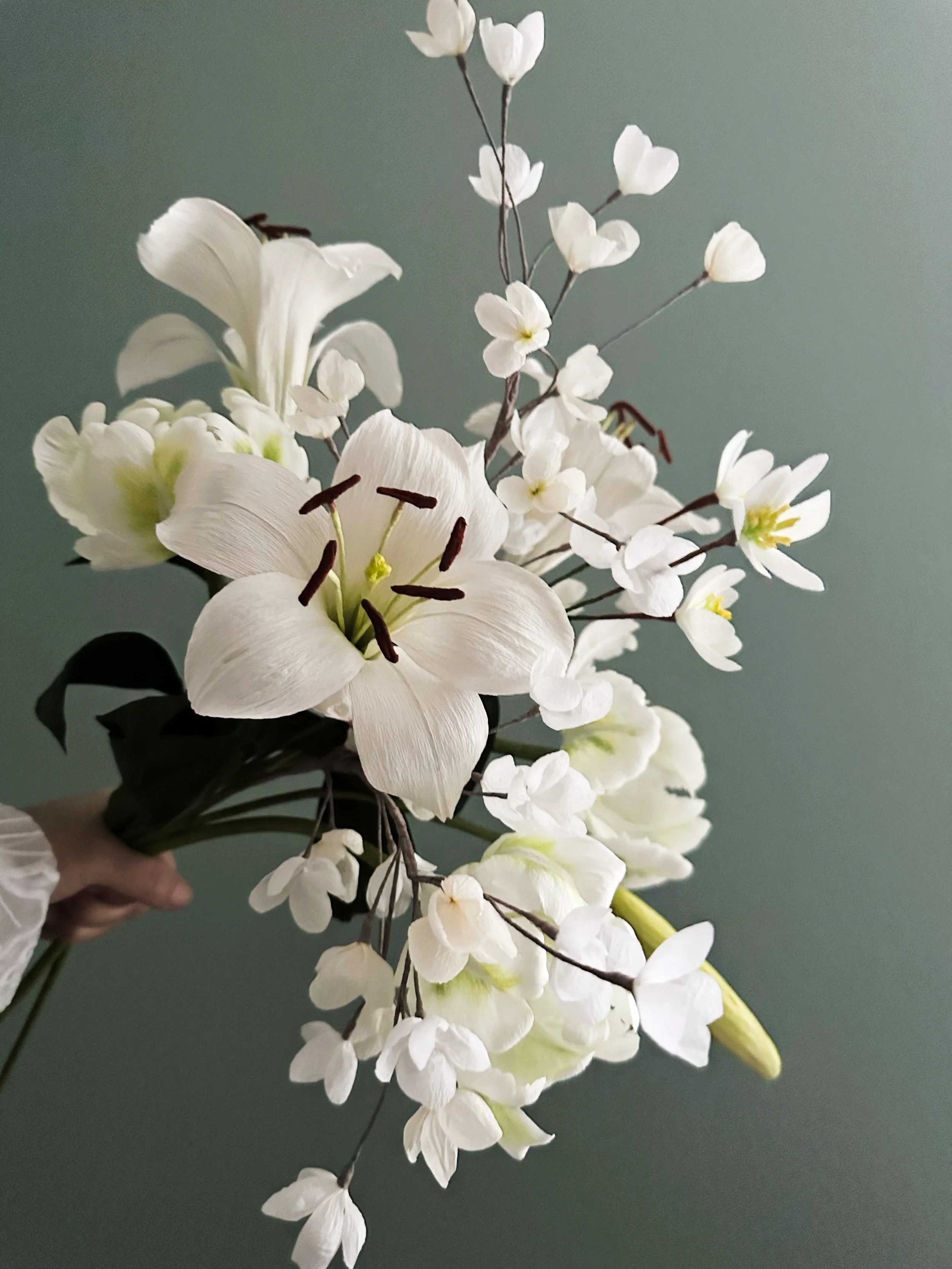 Buket med hvide papirblomster