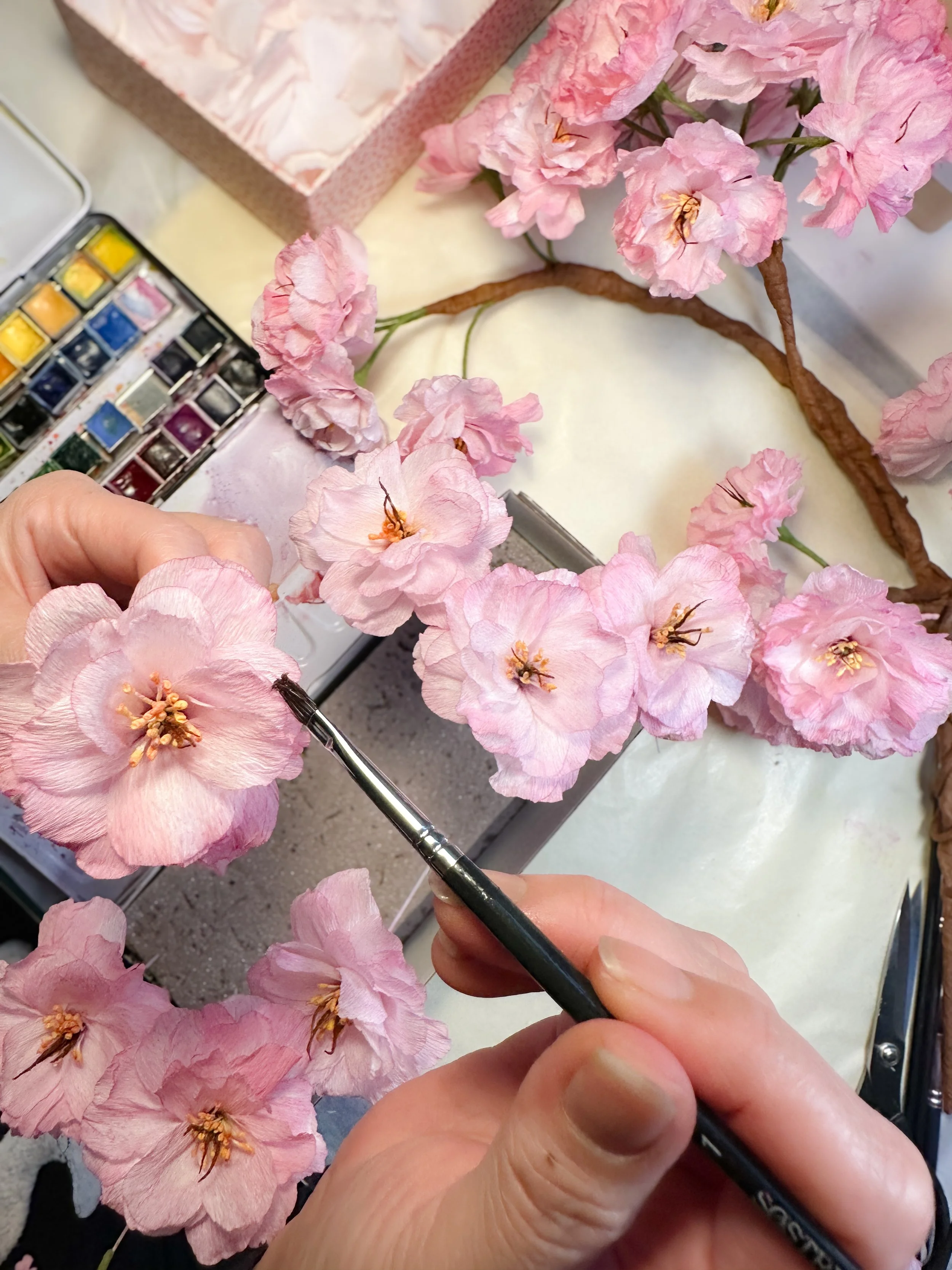 Smukke detaljer tilføjes papirblomsten  - kirsebærgren - kanza