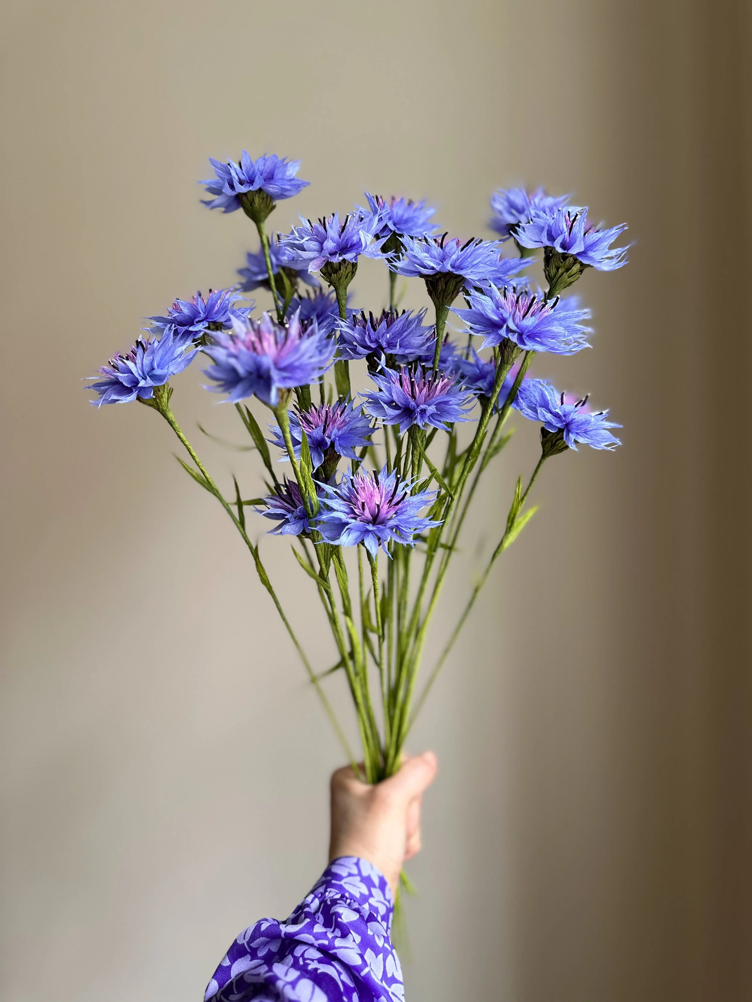 En håndfuld kornblomster lavet af papir - doxaflowers