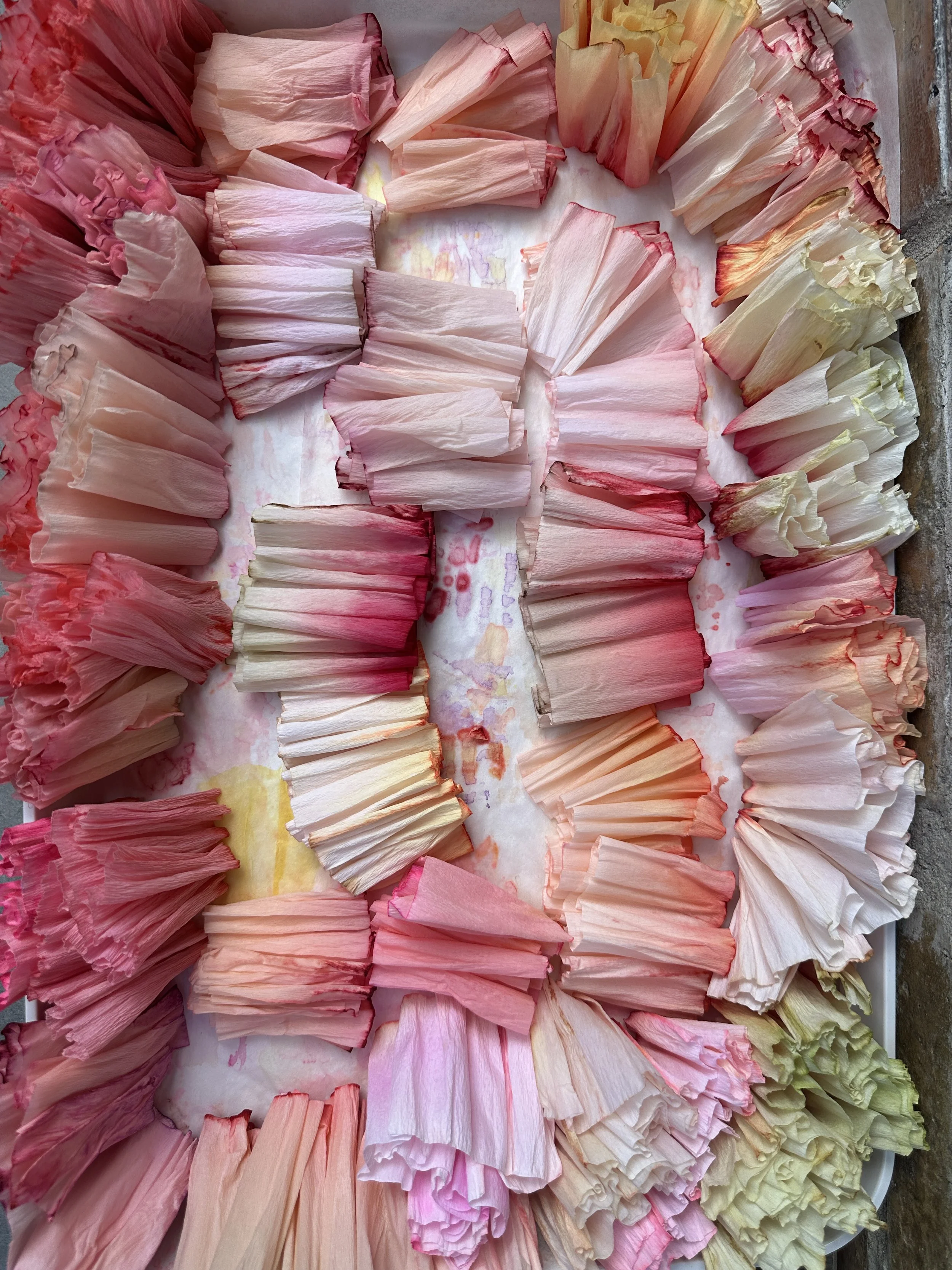 Indfarvet papir lægges til tørre