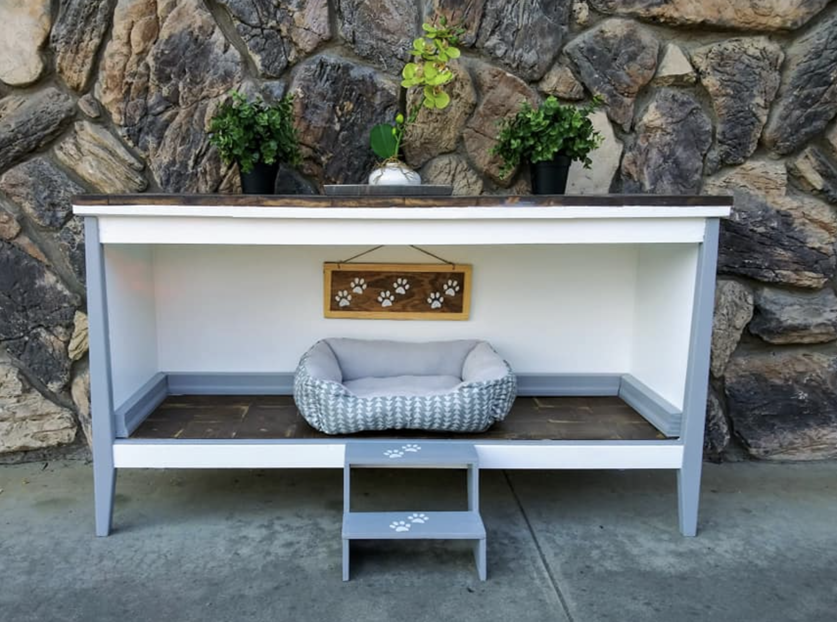 A sensible spot to sit. :: Photo courtesy of the artist.