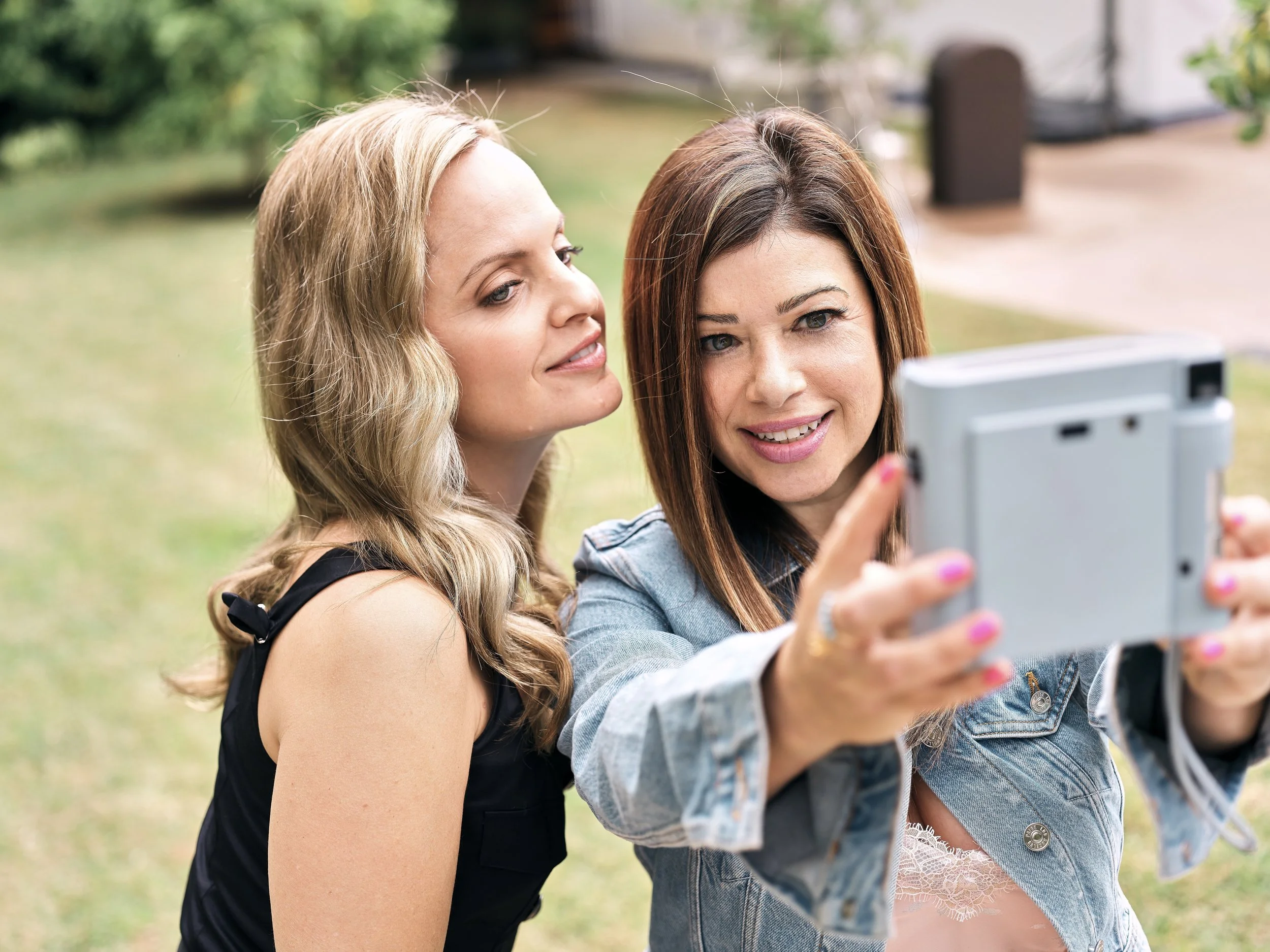 In Conversation: Mena Suvari &amp; Nola Singer