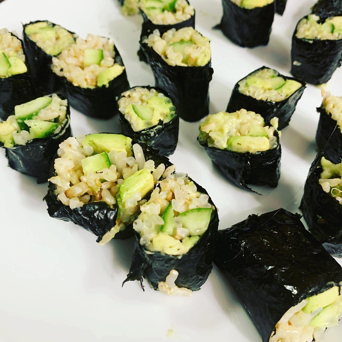 happy belly // veggie rolls with homemade wasabi avocado sauce 

#eatsbylulu 

Rolls//
- cucumber, avo, sprouts, brown rice, nori sheet, sesame seeds 

Spicey avo wasabi sauce 
- avo, coco yogurt, apple cider vinegar, lime, wasabi paste - wiz in the 