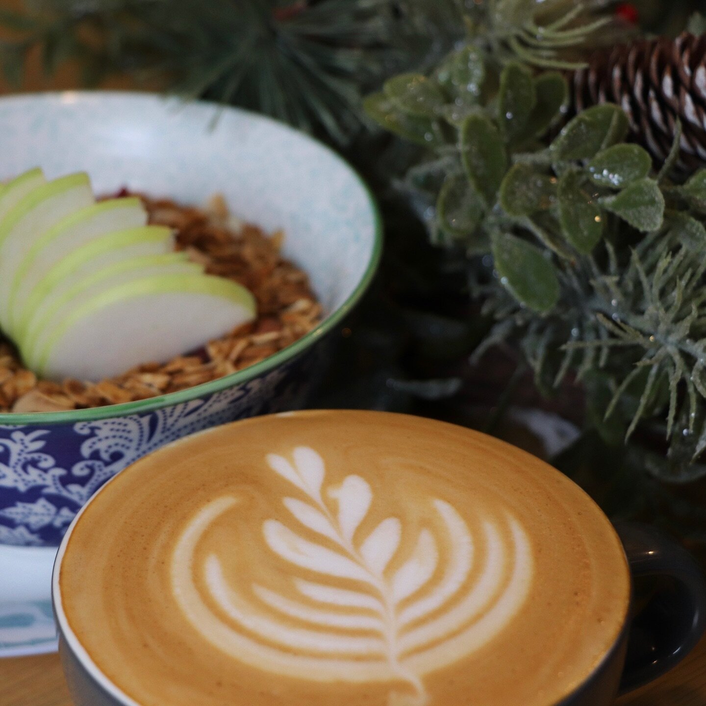 Un bon latte et un granola maison pour le petit d&eacute;jeuner, un duo indispensable m&ecirc;me pendant la p&eacute;riode des f&ecirc;tes. 🎄 
.
.
#lafincamtl #mtl #montreal #caf&eacute; #coffee #homemade #faitmaison #granola #latte #food #breakfast