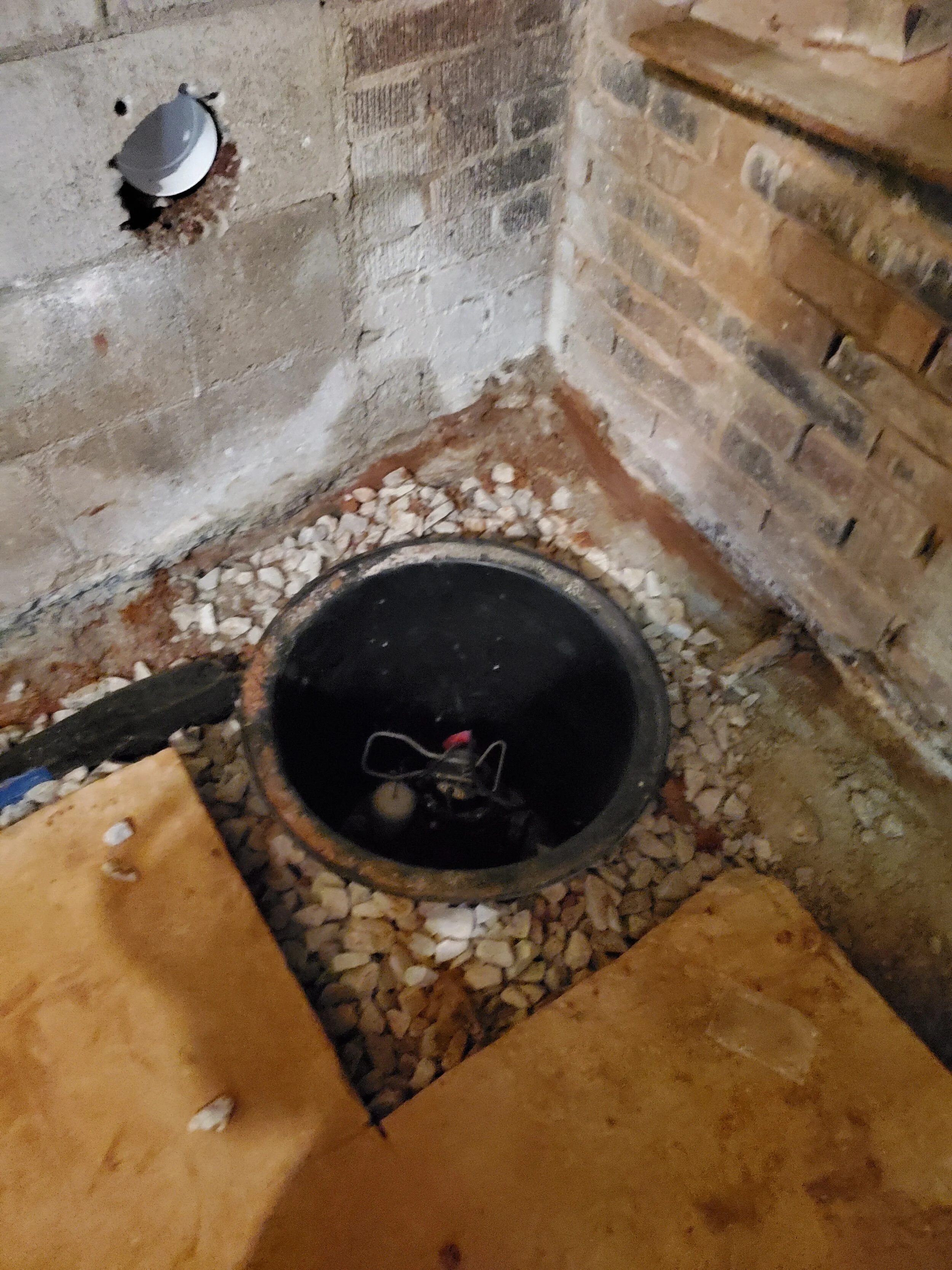 Interior crawl space drainage system