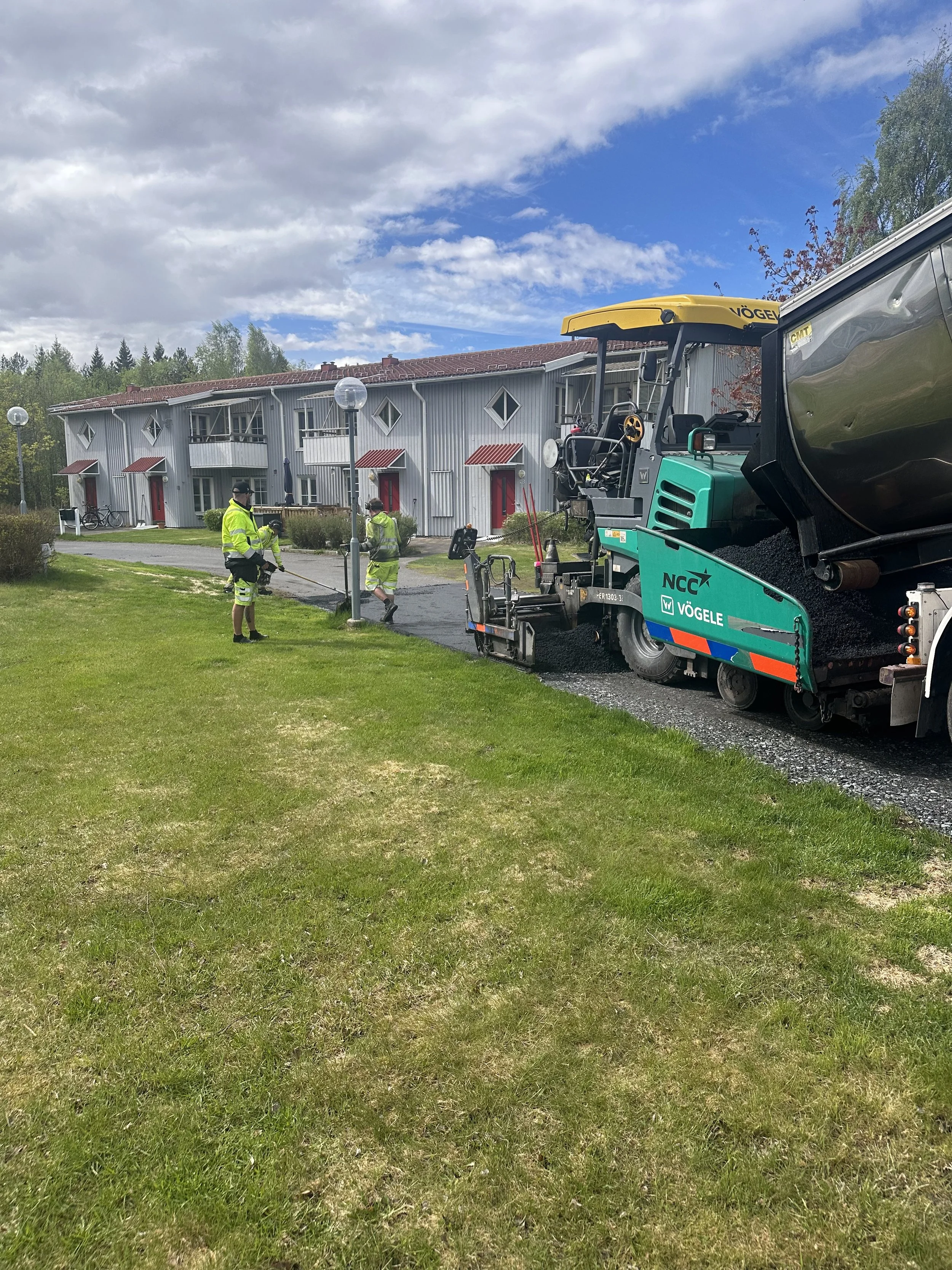 Ny asfalt på Flisvägen 1-7
