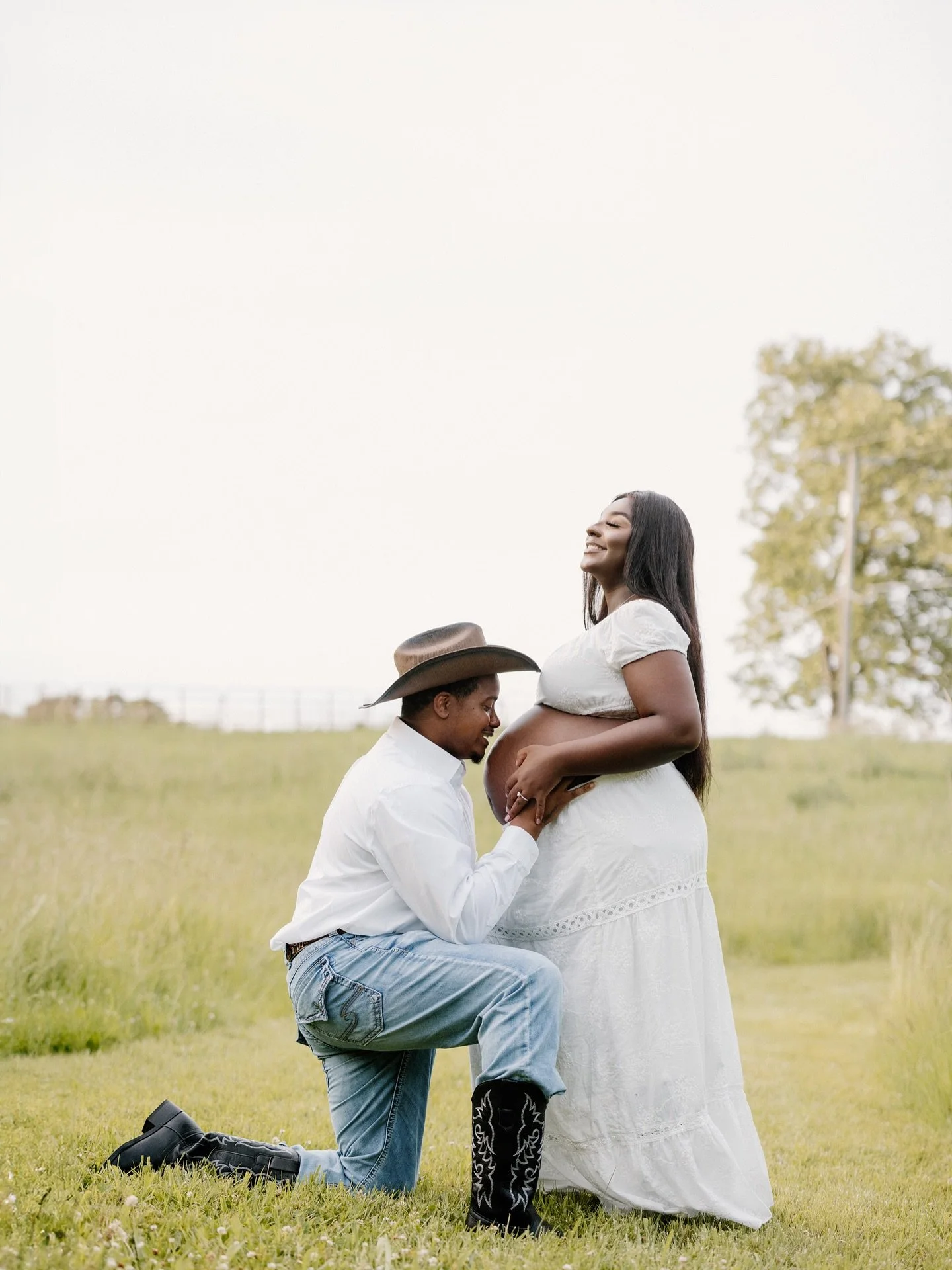 A growing family, nature and open fields. This was such a peaceful maternity session.