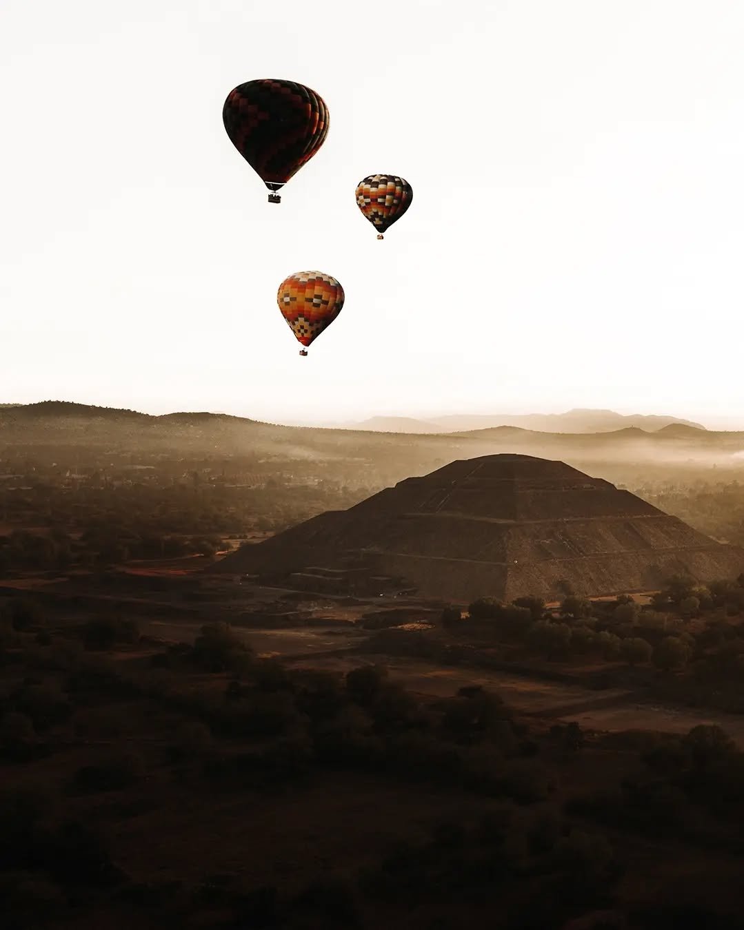 Flying over #Mexico &amp; the #Teotihuacan Pyramids 🎈🇲🇽
#travel #hotairballoon #beautifuldestinations
#sunrise #Nikon