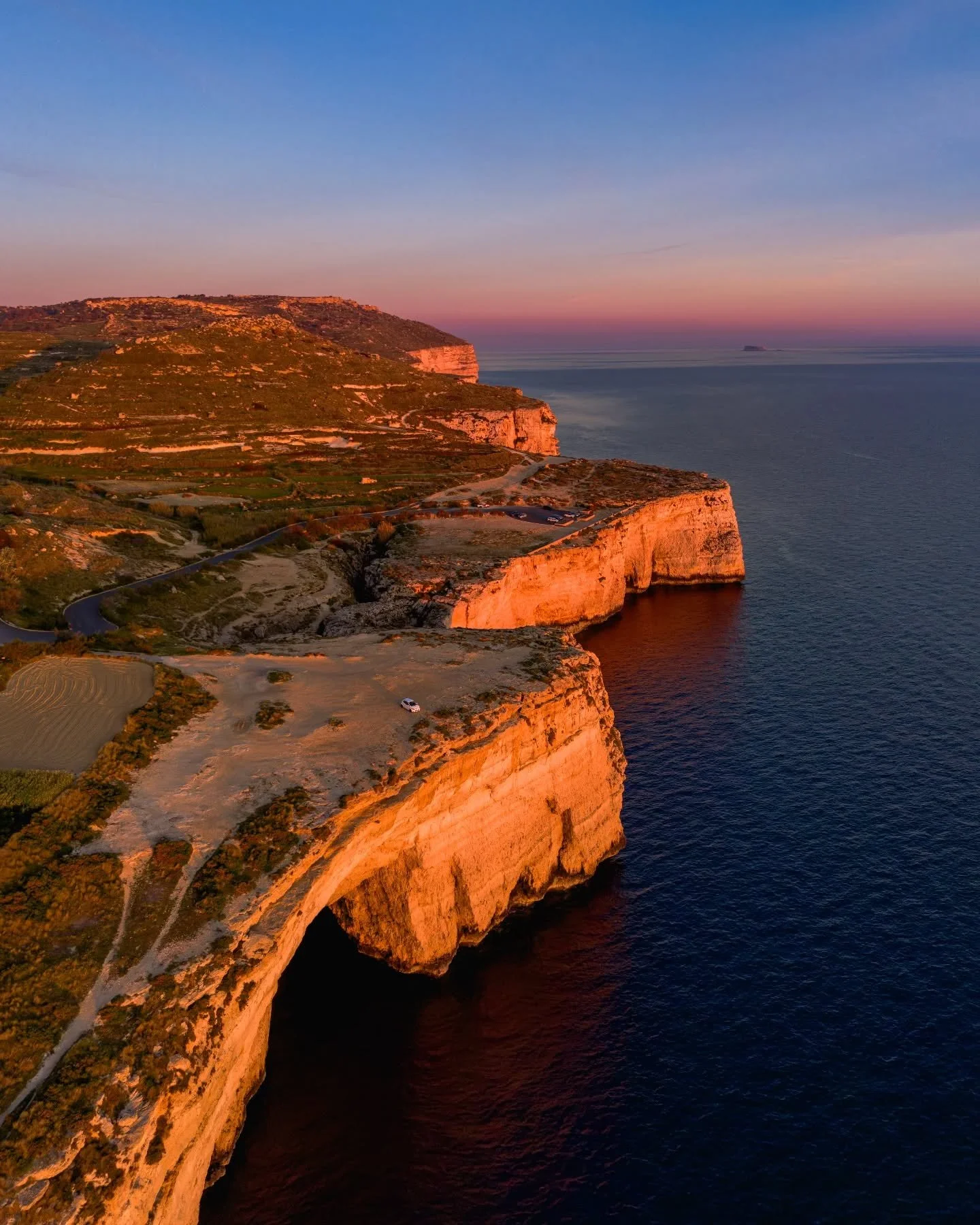 Sunset cliffhanger ☀️🇲🇹
#Malta #drone #migrailferha #Filfla