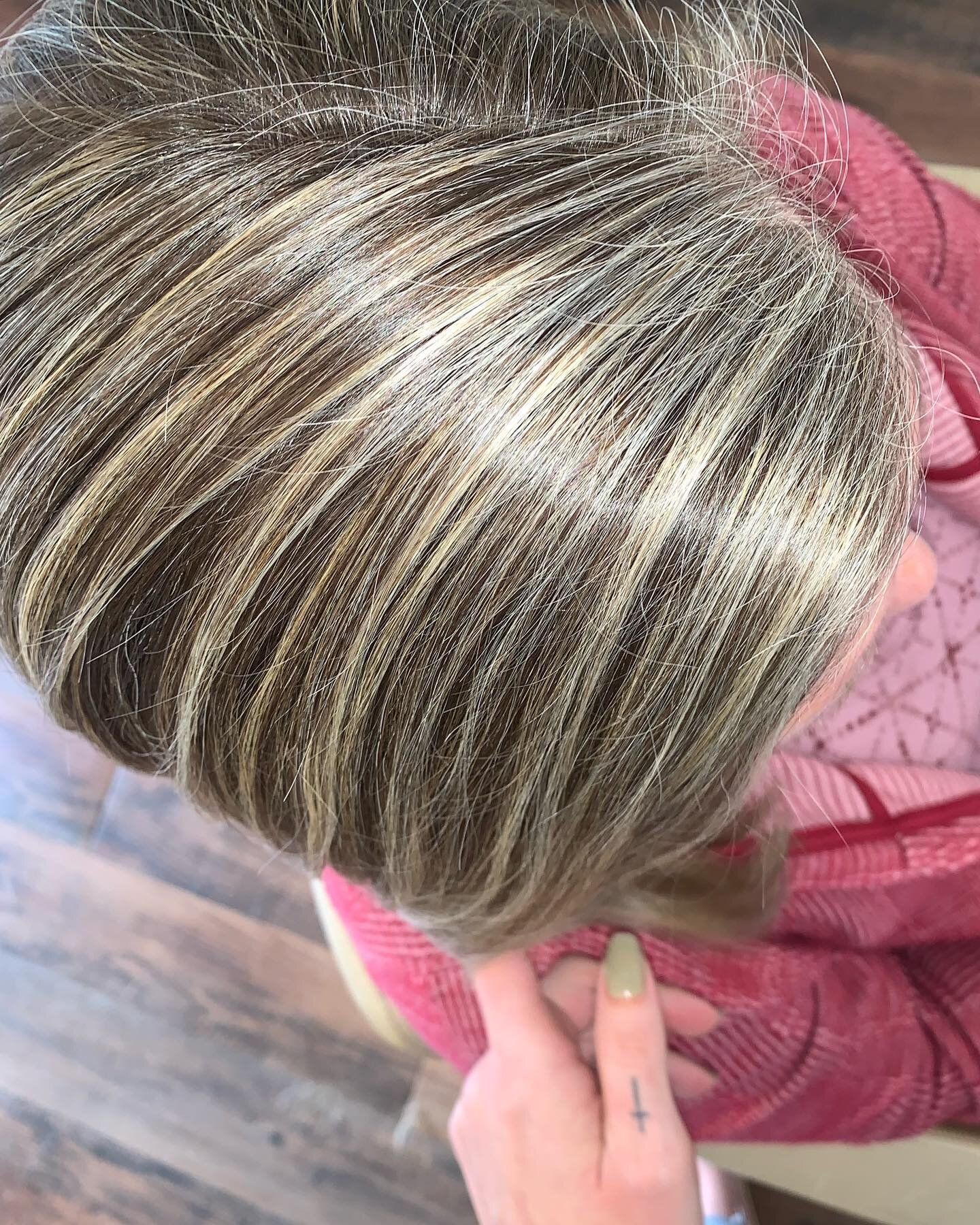 This hair hasn&rsquo;t been colored since February and looks unbelievably fresh with sustainable, gorgeous grey blending techniques.✨

A blend of pearl, honey, and sun kissed blondes are placed with earthy, cool shades of brown to create lasting, nat