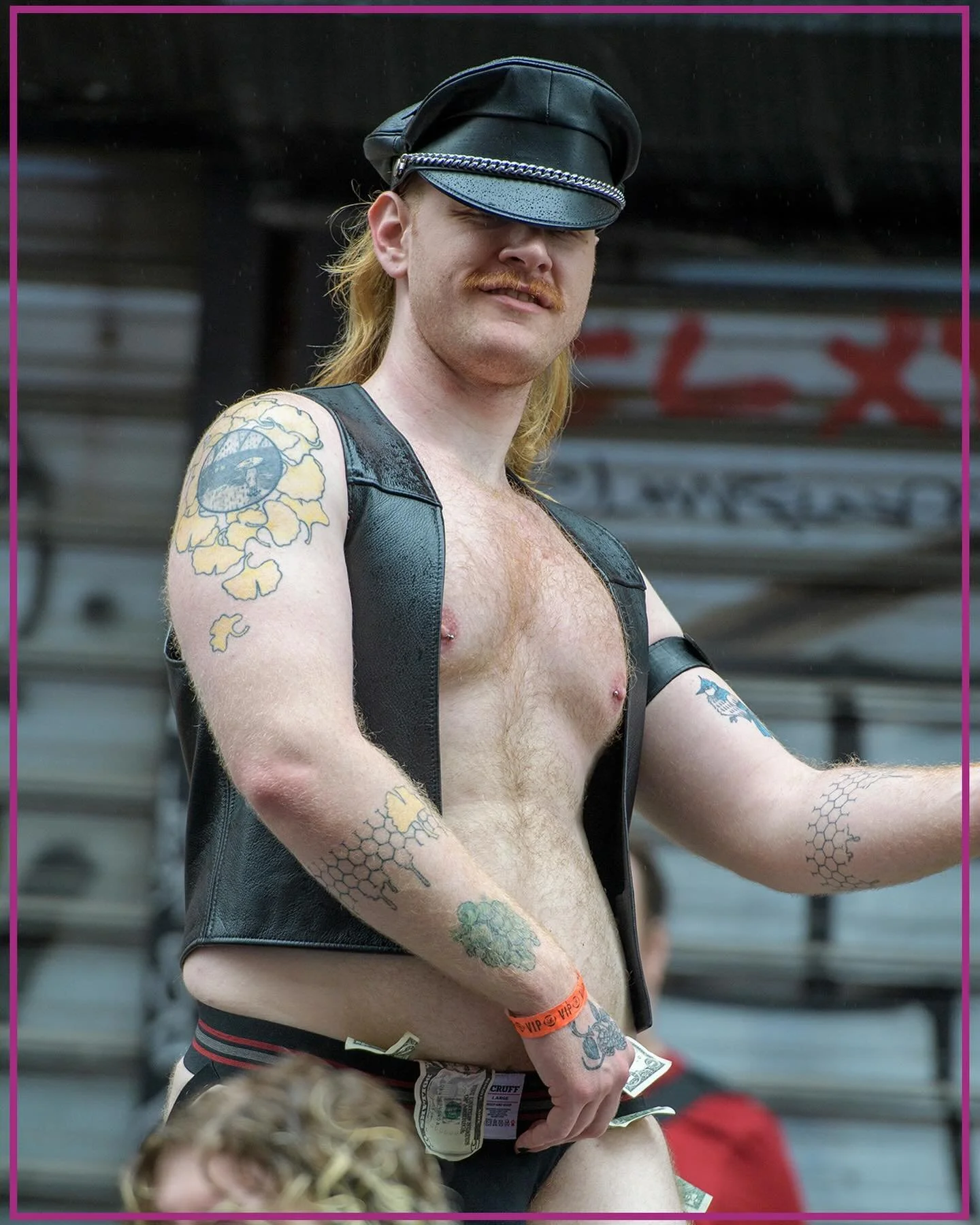 We hope you are staying safe and warm! Photo of @handler_milo from FSE last June by @pupartimus 🖤