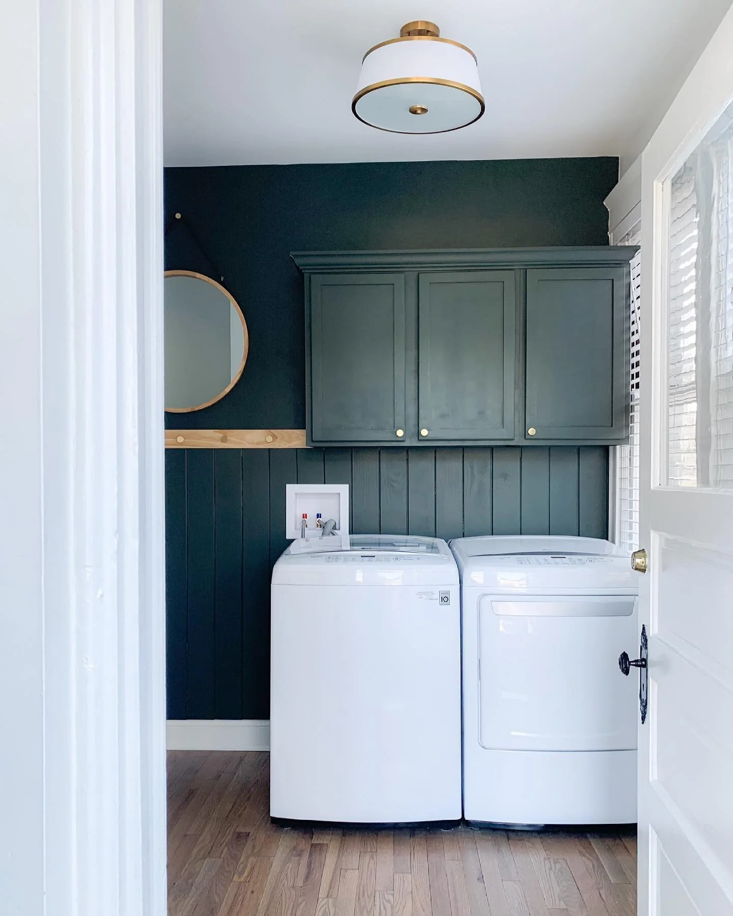 You know what Sundays mean to me? THIS. The day of laundry. chores. getting projects wrapped up or in a state where they can stay put until the following weekend. Checking emails and preparing for the work week grind. I think we need more 3-day weeke