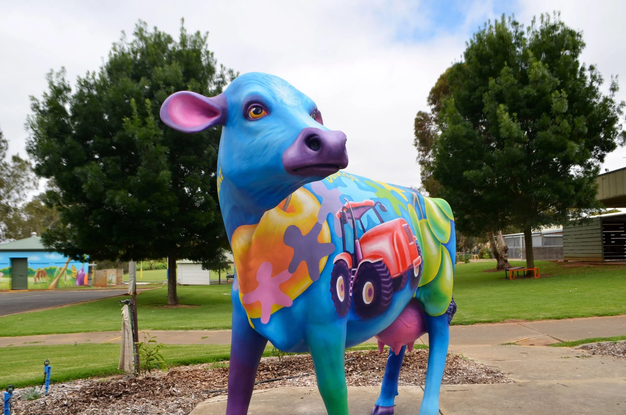 In November and December I spent 3 weeks at Padthaway Primary School painting their cow statue and sports shed 🎨 🐄 🏈

Inspired by the students' brainstorming and illustrations, these artworks promote wellbeing through nutrition and community whils