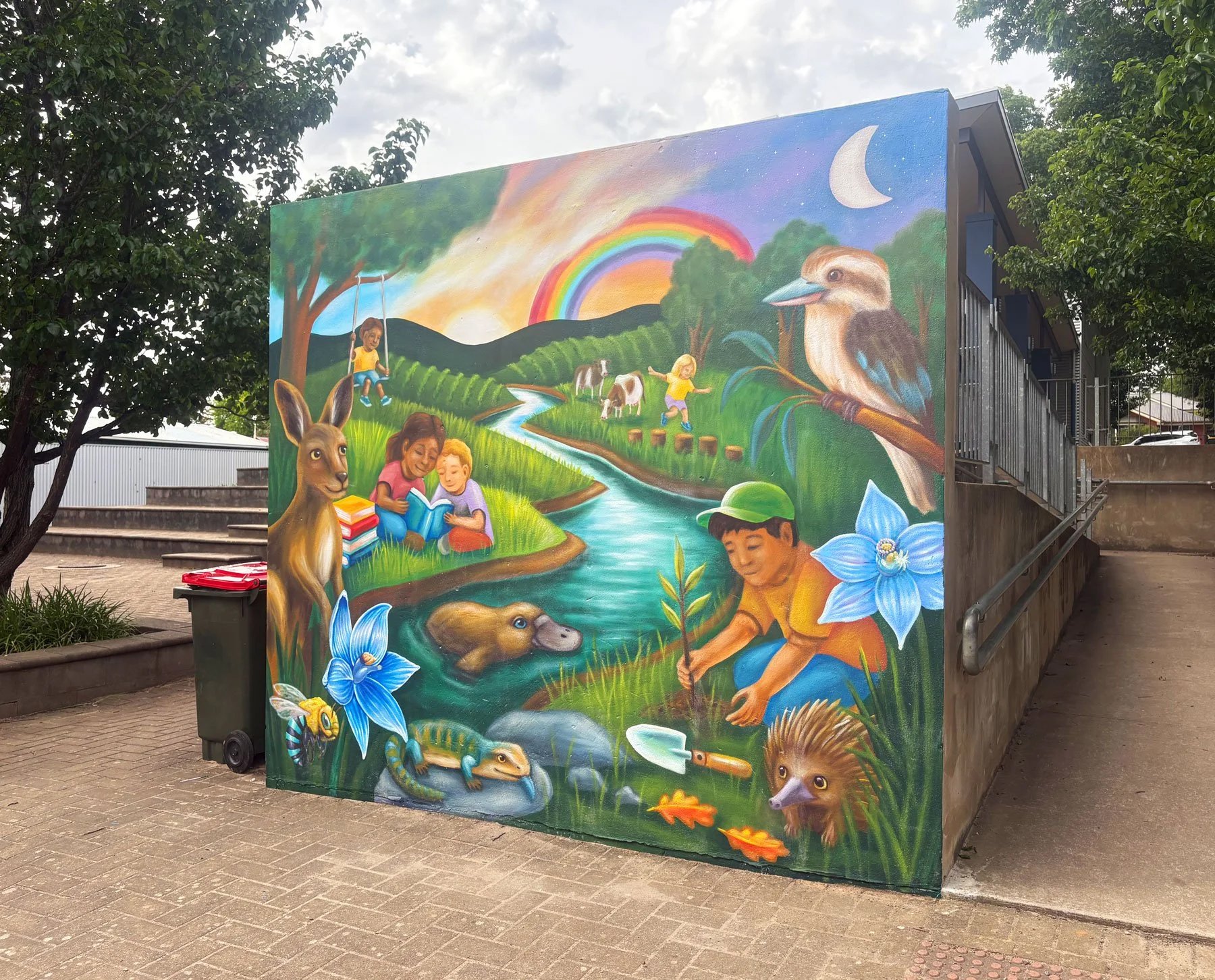 I loved creating this mural for Woodside Primary School last year, drawing inspiration from the ideas, stories and insights shared by the Student Leaders. The design celebrates the local environment and reflects connection, learning and play. All ele