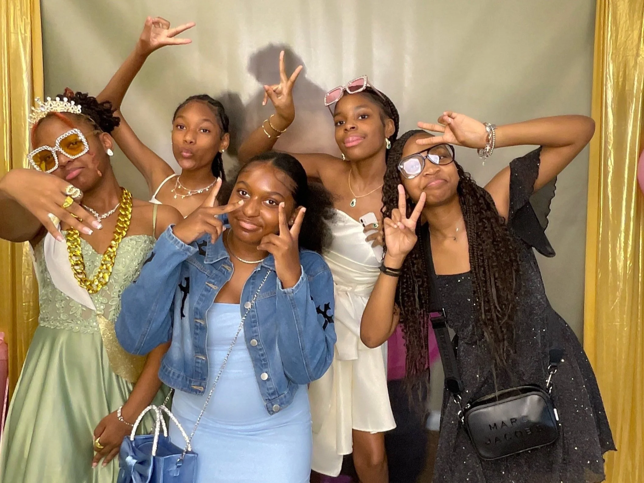 Luxury Photobooth. Chicagoland photobooth rental. Instant sharing, gifs. Birthday party Photo Booth. Event Photo Booth.