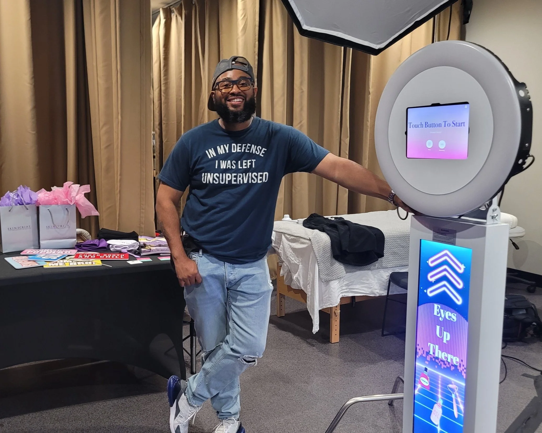 Luxury Photobooth. Chicagoland photobooth rental. Instant sharing, gifs. birthday party Photo Booth. wedding Photo Booth.