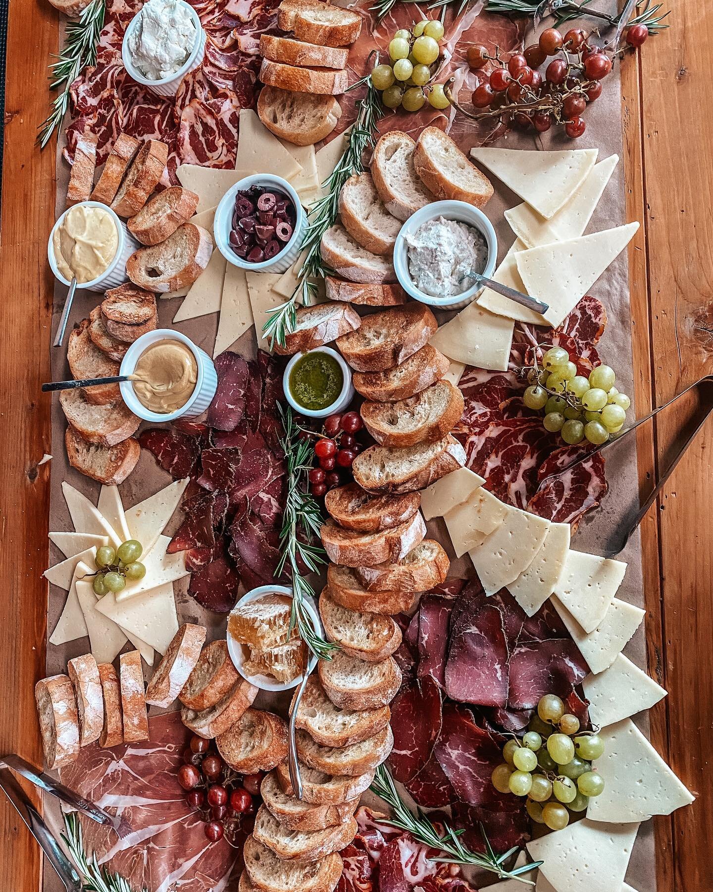 All of the charcuterie a wedding guest can ask for 🧀🥖

 #chicagowedding #ChicagoWeddings #chicagoweddingplanner #chicagoweddingphotography #chicagoweddingvenue #chicagoweddingvendors #chicagoweddingflorist #ChicagoWeddingAndEventPlanner #chicagowed