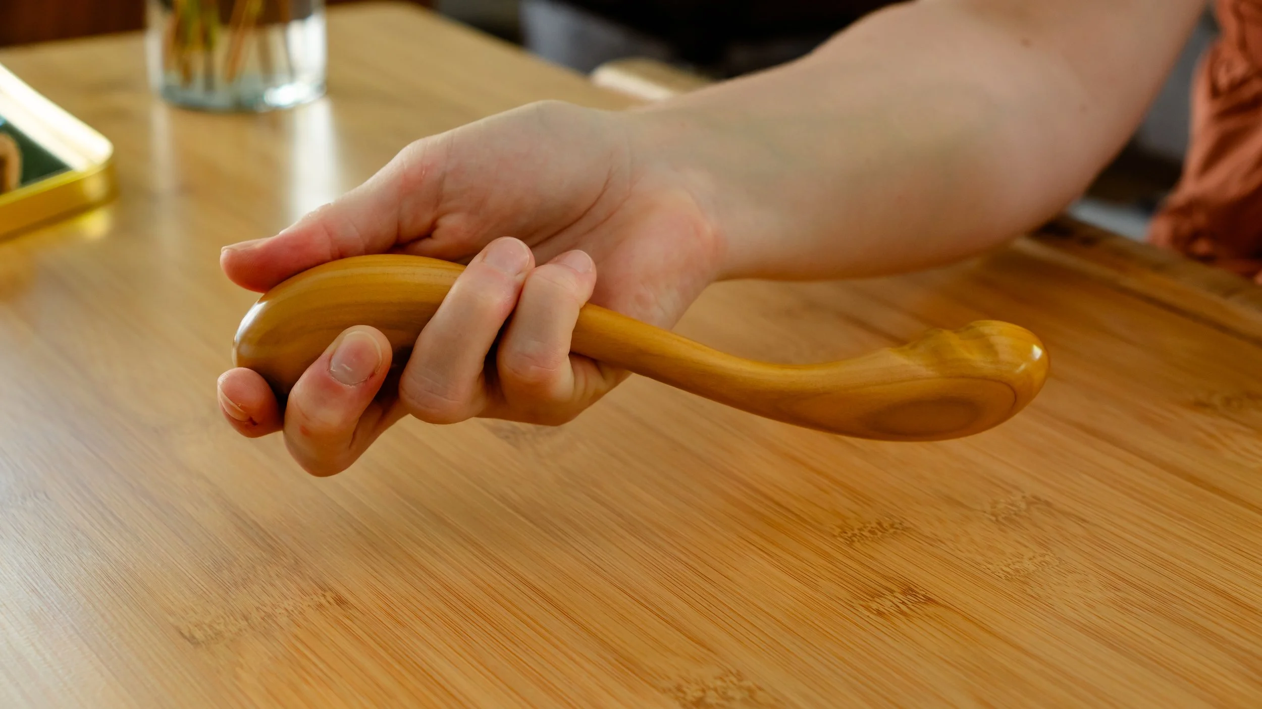 Jaq demonstrating how to hold the Sensual Desire Twist dildo.