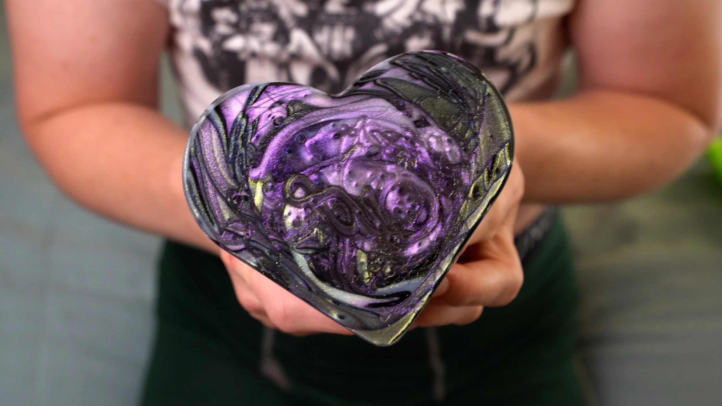 Jaq demonstrating the heart-shaped base of the PPS Tellus dildo.