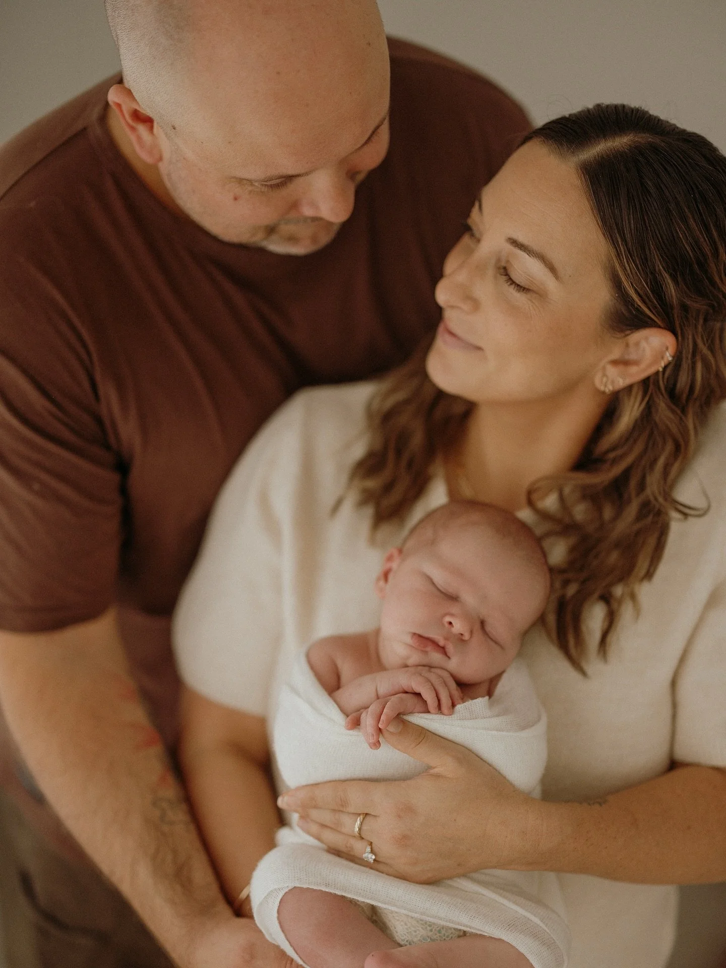 Newborn sessions aren&rsquo;t just baby on their own. We&rsquo;ll also grab shots with you and the kids too. Those little family moments are some of the best ones 🥰🥰