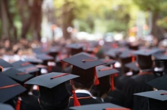 AI 등장으로 직업 안정성 약화 미국 대학 학위 가치 하락…63% "가성비 없다"