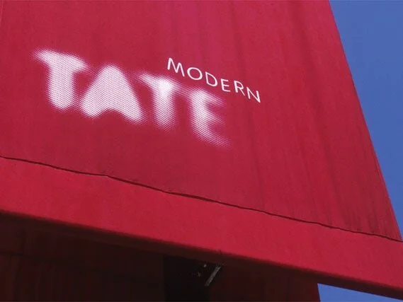 Logotipo da Tate, desenvolvido em 1999 pela  Wolff Olins
