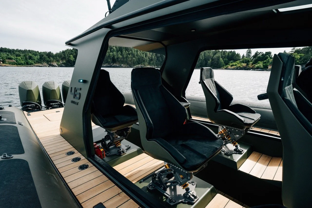 Spacious cockpit configurable with up to 8 seats