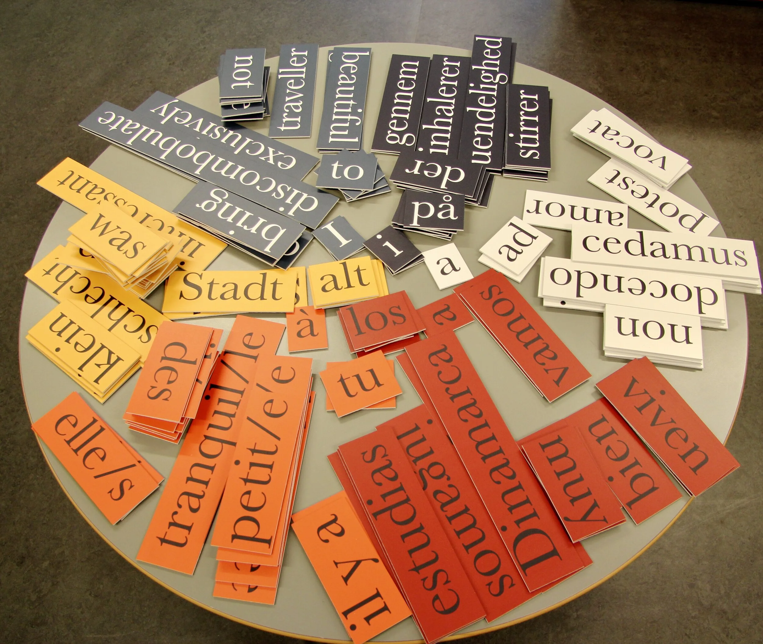 Sprogstammer, Aabenraa Statsskole, 2016,
magnetiske ordskilte klar til at blive opsat og sammensat til nye betydninger i det uendelige.