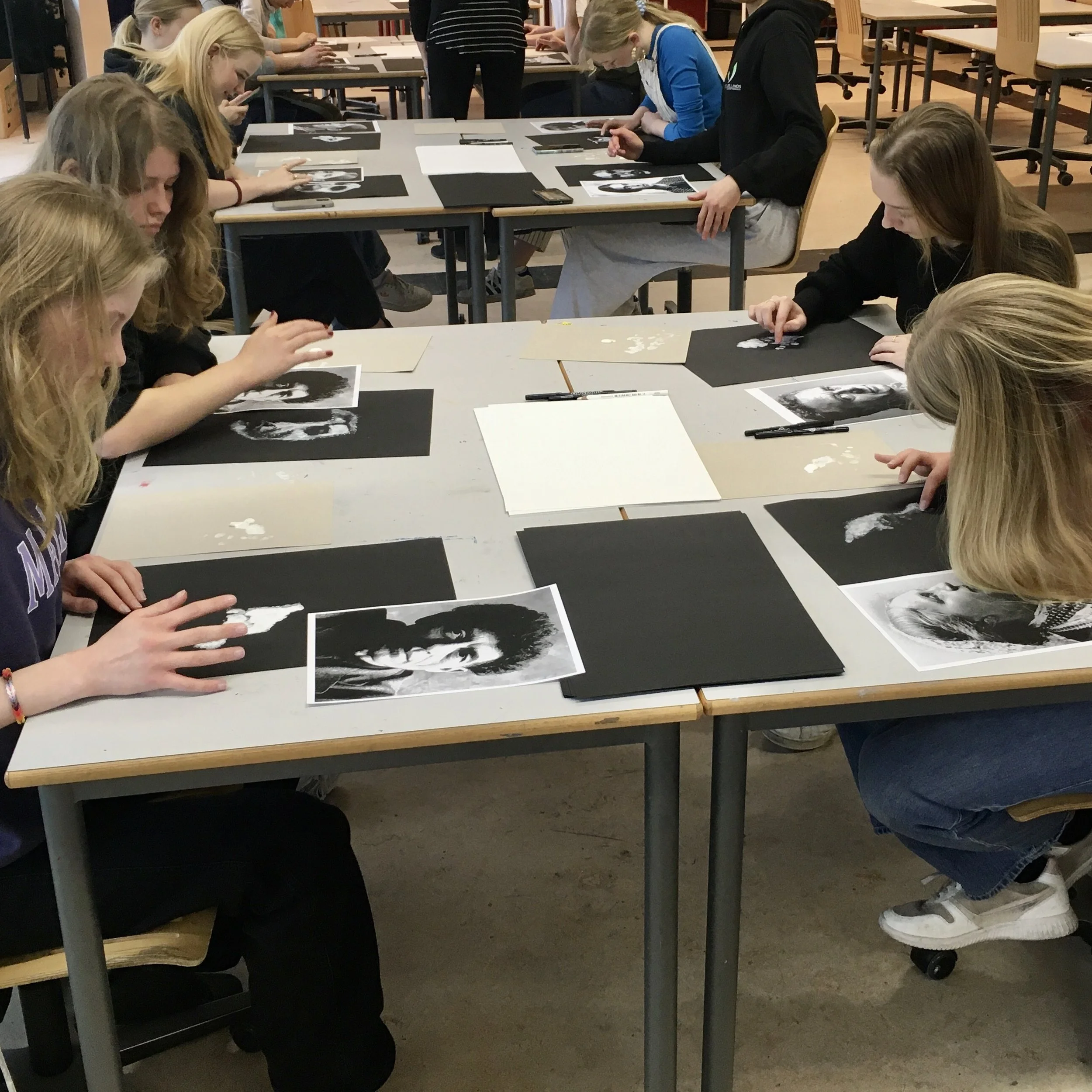 Portræt-workshop, Allerød Gymnasium, kunstnerportrætter, fingermaling