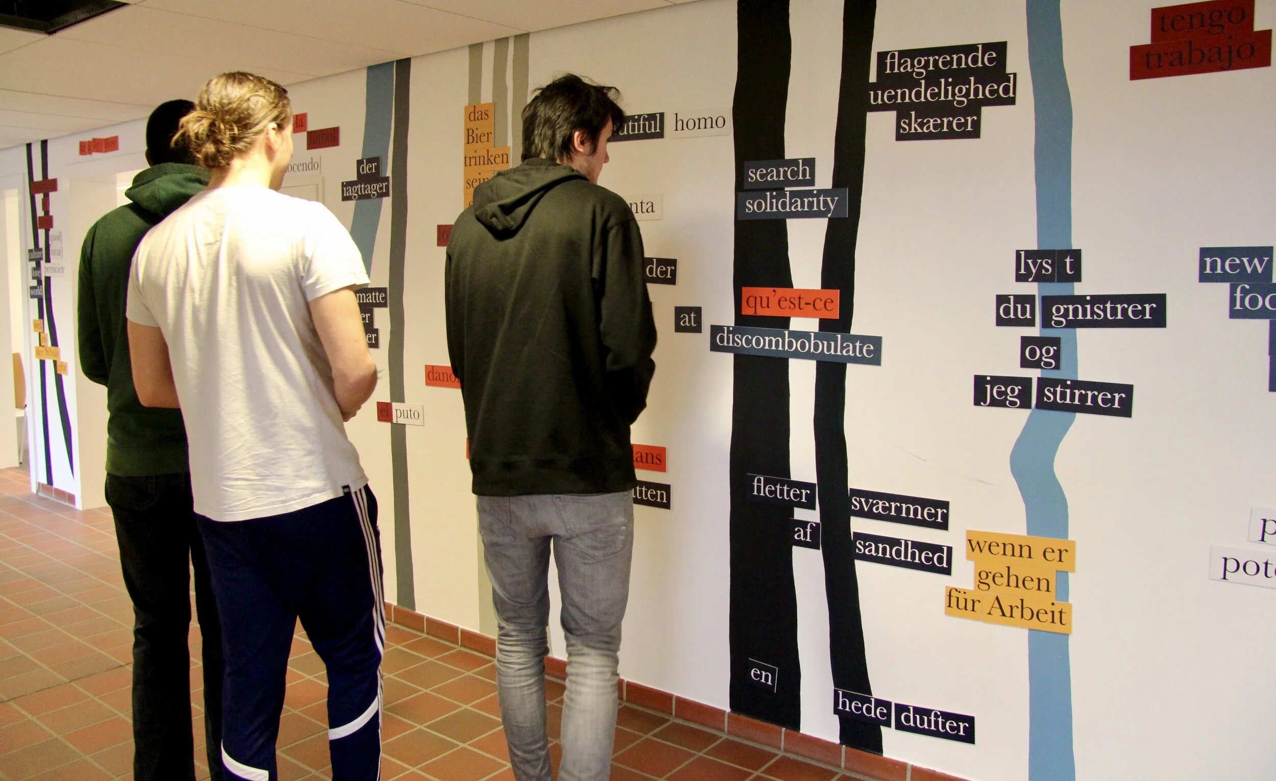 Sprogstammer, Aabenraa Statsskole, 2016,
elever i gang med at lave poesi på seks sprog i skolens sprogfløj.