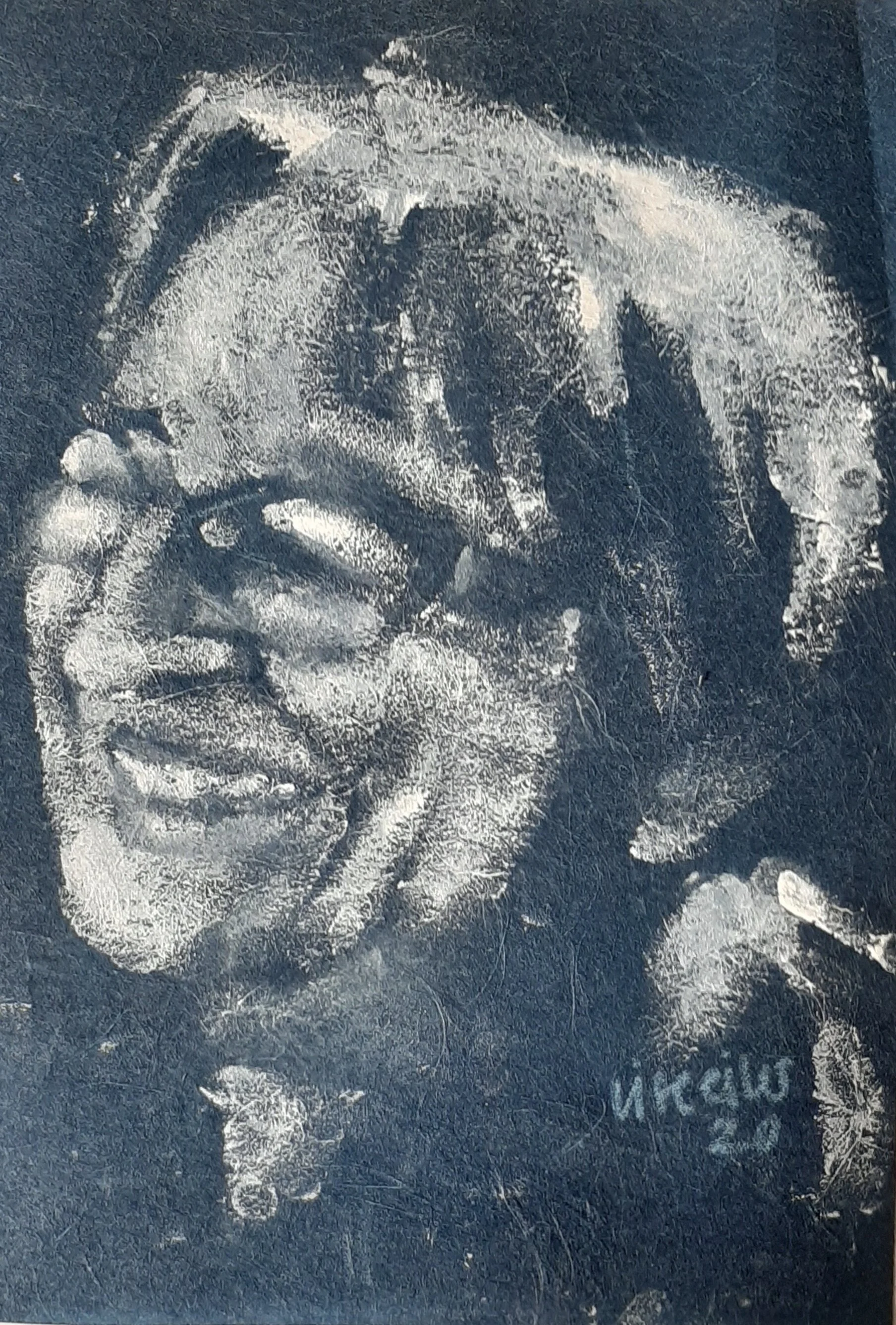 Linda, 2020,
hvid linoleumssværte på blåt strukturpapir,
malet med fingrene,
20 x 15 cm