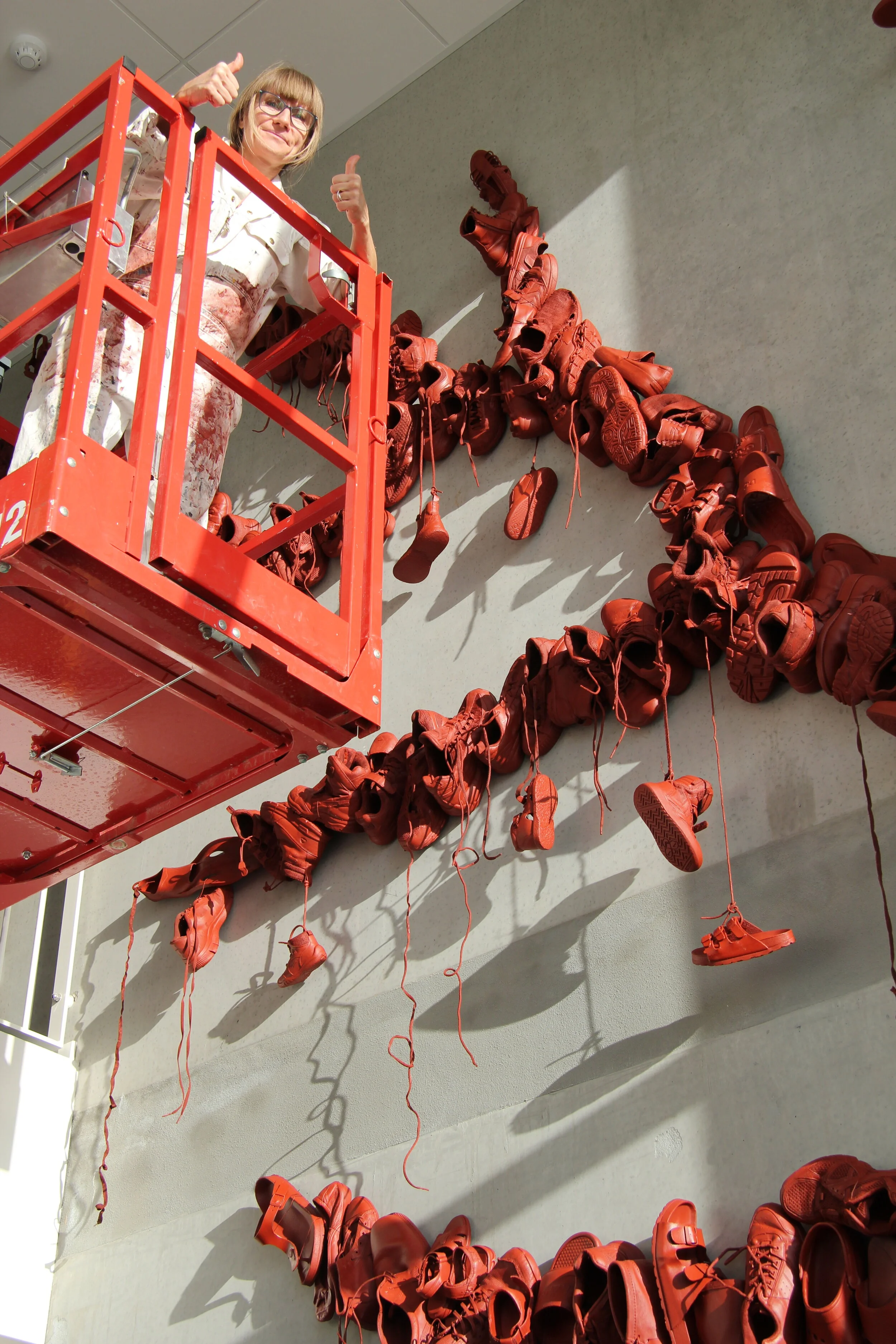 Skotræet, Vestbyen Friskole, Holstebro, 2020,
Lise Eiler monterer sko fra liften