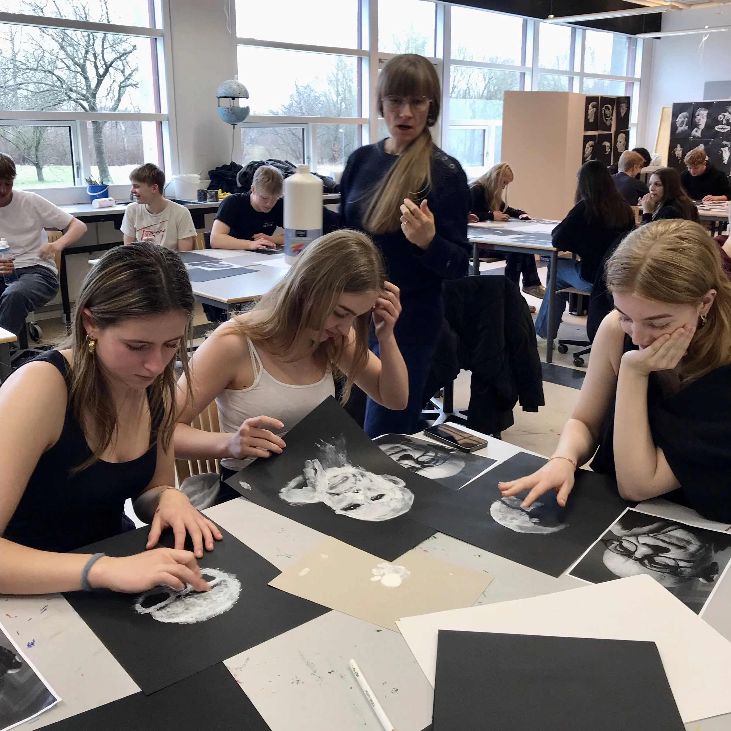 Portræt-workshop, Allerød Gymnasium, kunstnerportrætter, fingermaling