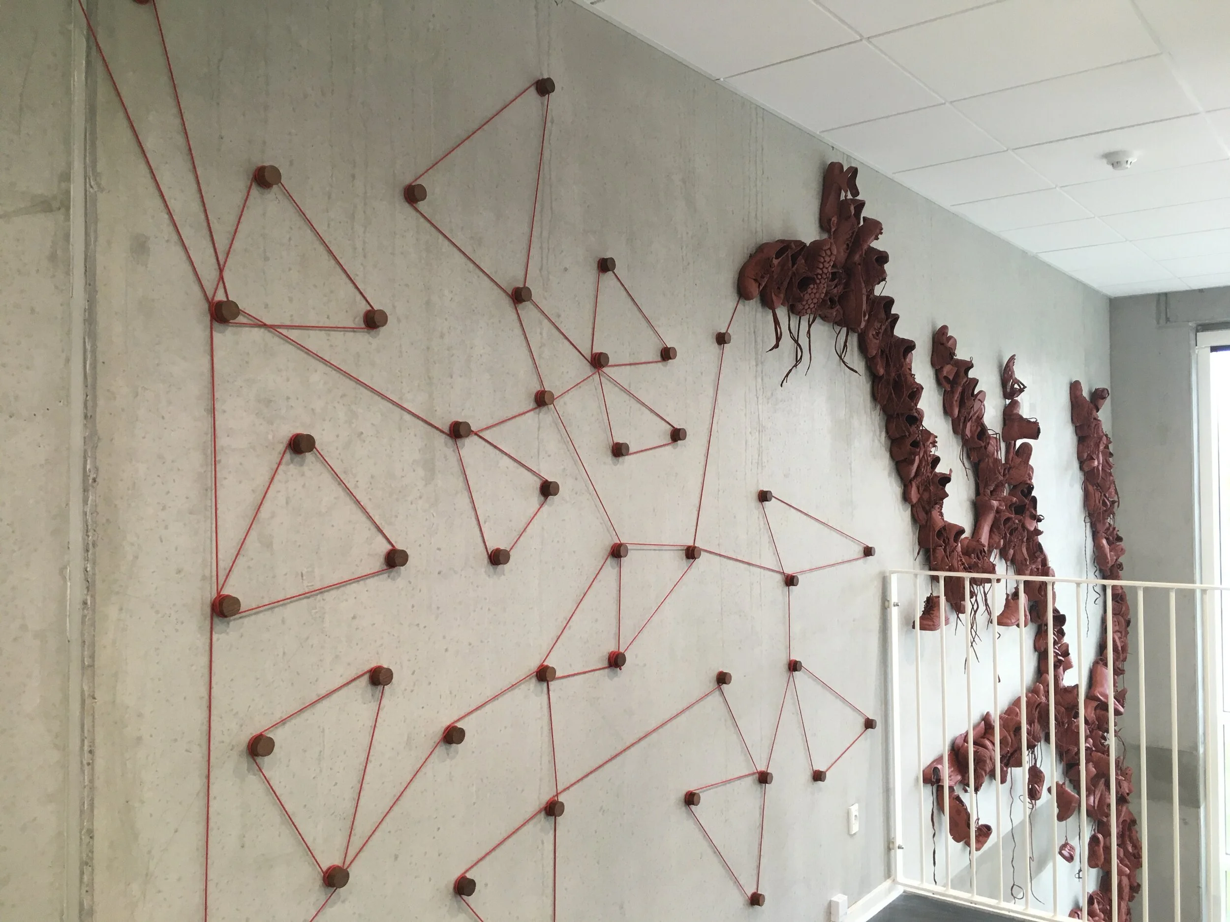 Skotræet, Vestbyen Friskole, Holstebro, 2020.
Hvor træet 'vokser' ind over den åbne etage på førstesalen kan eleverne vikle et 30 meter langt snørebånd omkring mahogni-knopper og 'tegne' nye former og mønstre i det uendelige.