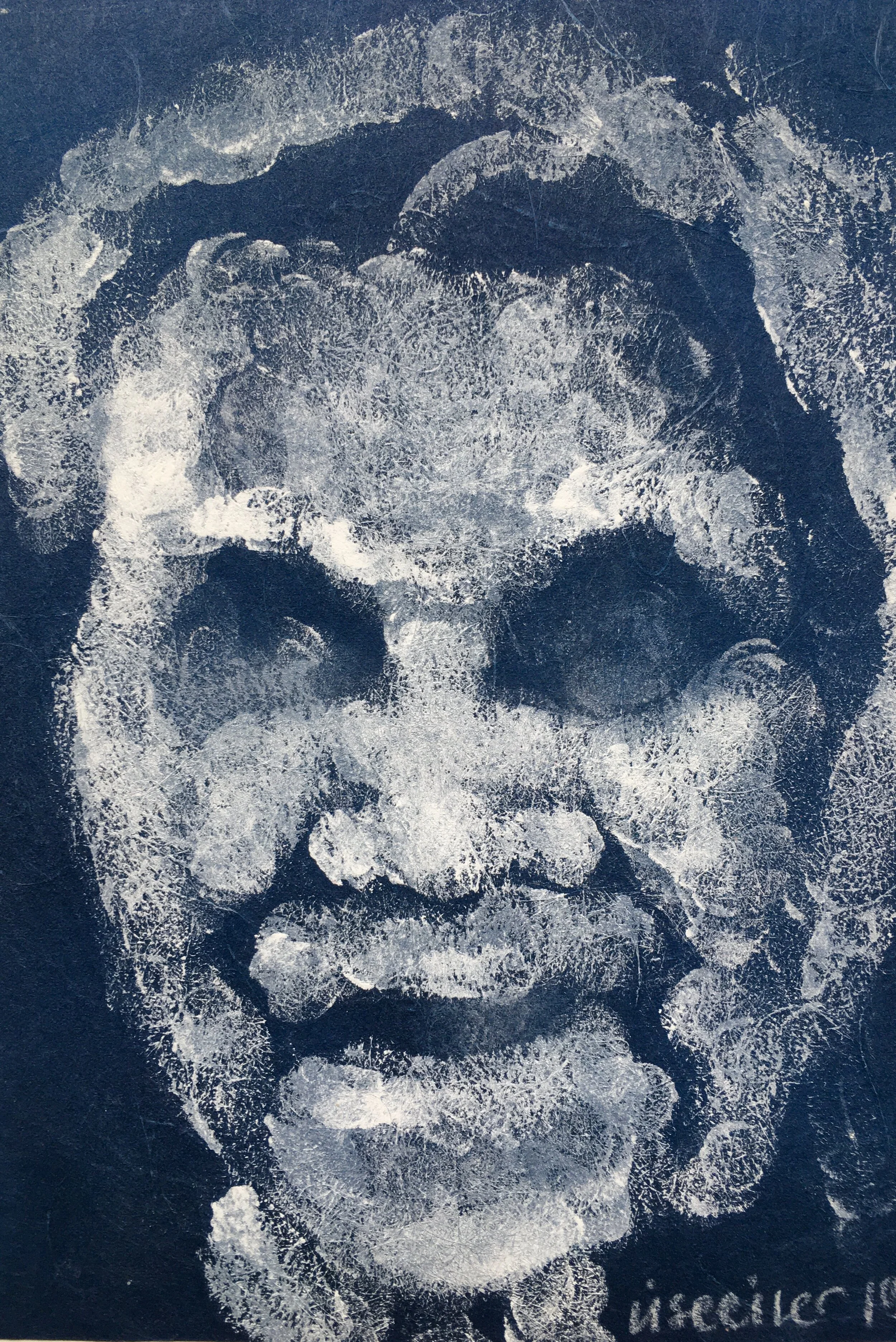 Russisk kvinde, 2019,
hvid linoleumssværte på blåt strukturpapir,
malet med fingrene,
18 x 12 cm