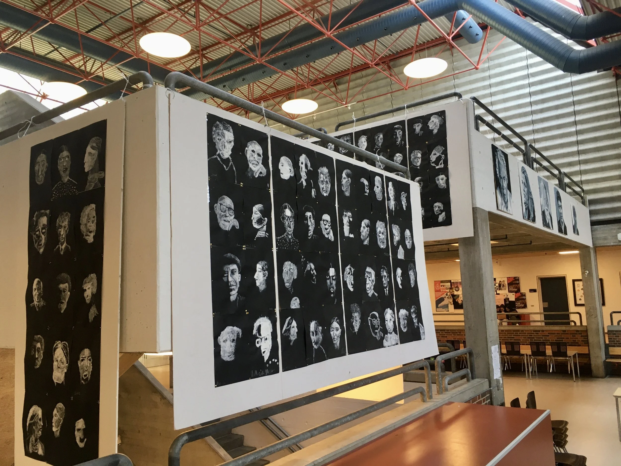 Udstilling efter portræt-workshop på Allerød Gymnasium. Sammen med elevernes arbejder udstiller jeg en stribe portrætter.