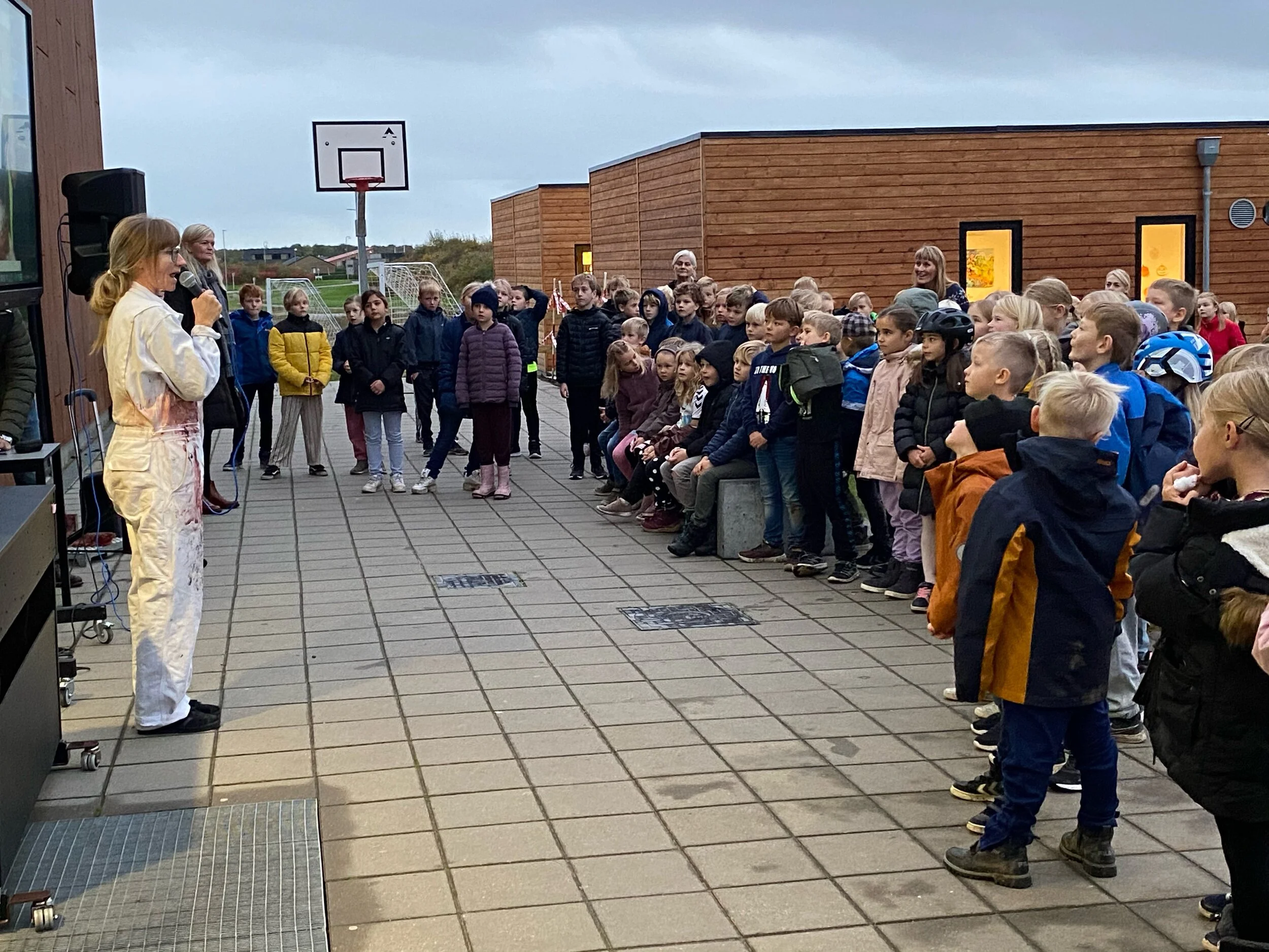 Skotræet, Vestbyen Friskole, Holstebro, 2020.
Udendørs morgensamling midtvejs i forløbet på skolen. Lise Eiler fortæller om den videre proces.