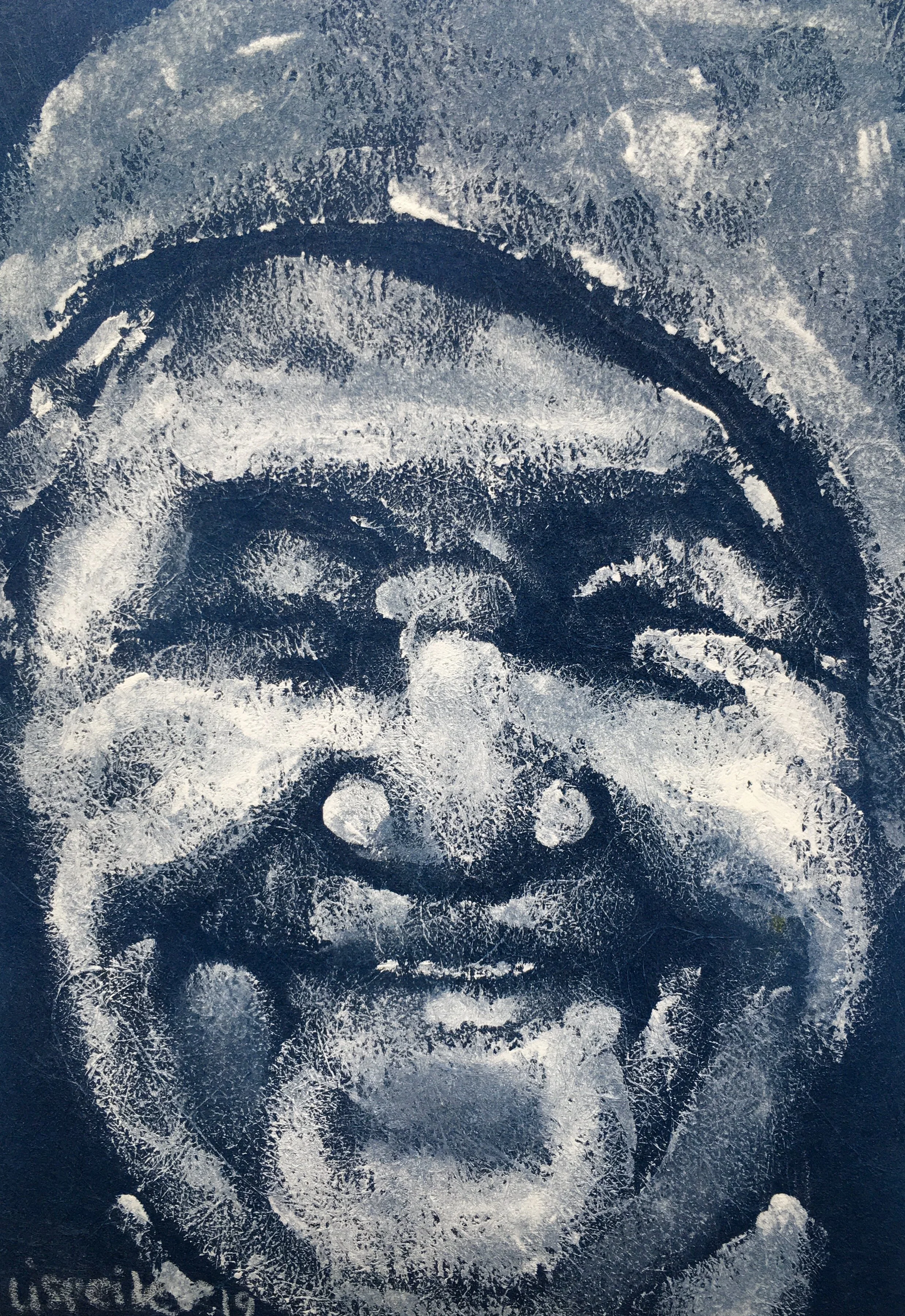 Russisk kvinde, 2019,
hvid linoleumssværte på blåt strukturpapir,
malet med fingrene,
18 x 12 cm