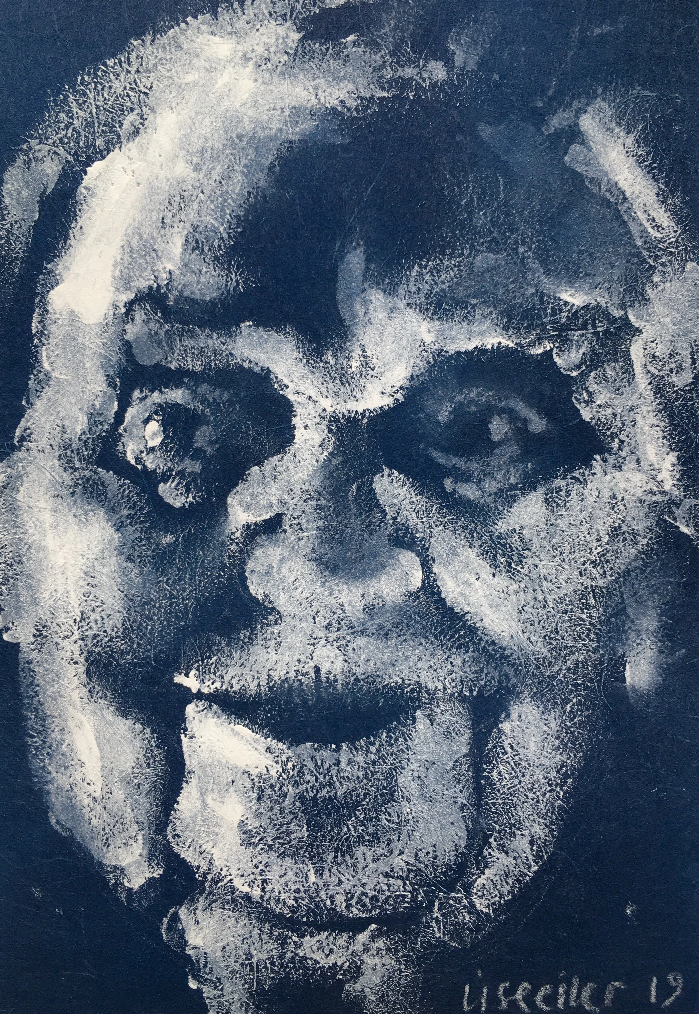 Russisk kvinde, 2019,
hvid linoleumssværte på blåt strukturpapir,
malet med fingrene,
18 x 12 cm