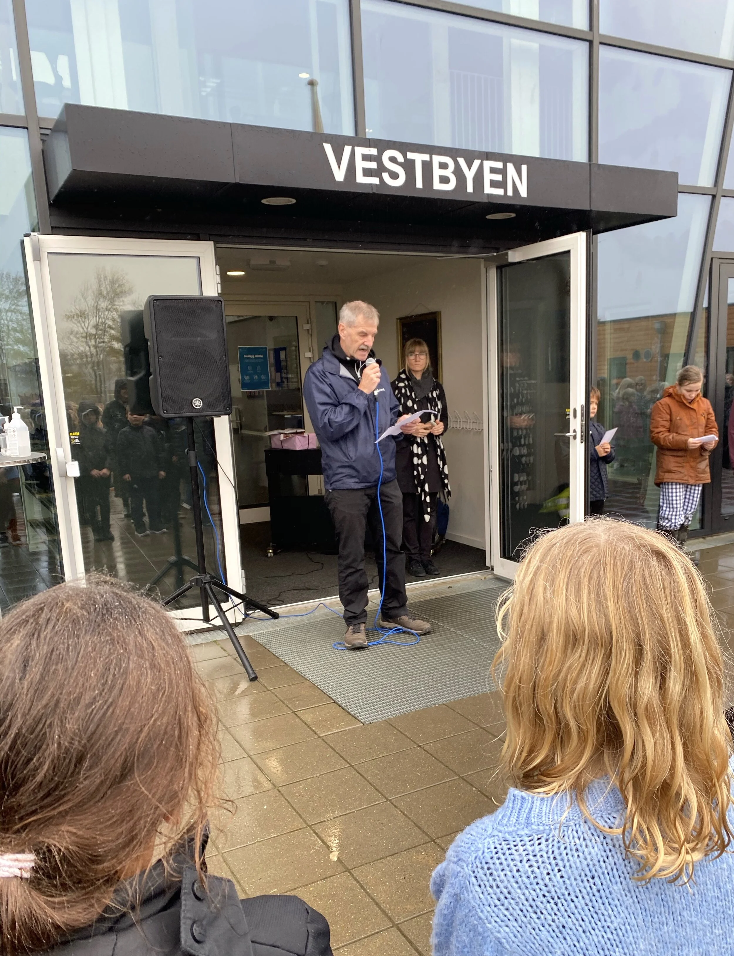 Skotræet, Vestbyen Friskole, Holstebro, 2020
Fernisering i støvregn, Finn Brask fra LB Foreningen, der har støttet projektet, holder tale.