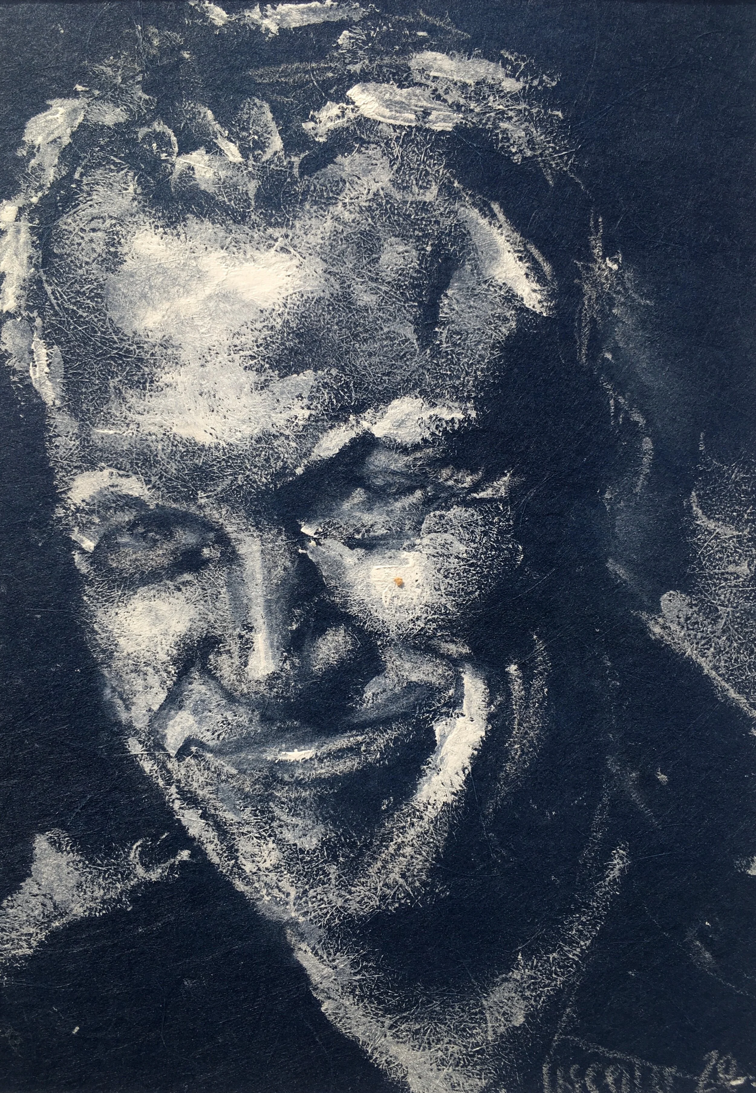 Jannik, 2020,
hvid linoleumssværte på blåt strukturpapir,
malet med fingrene,
20 x 15 cm