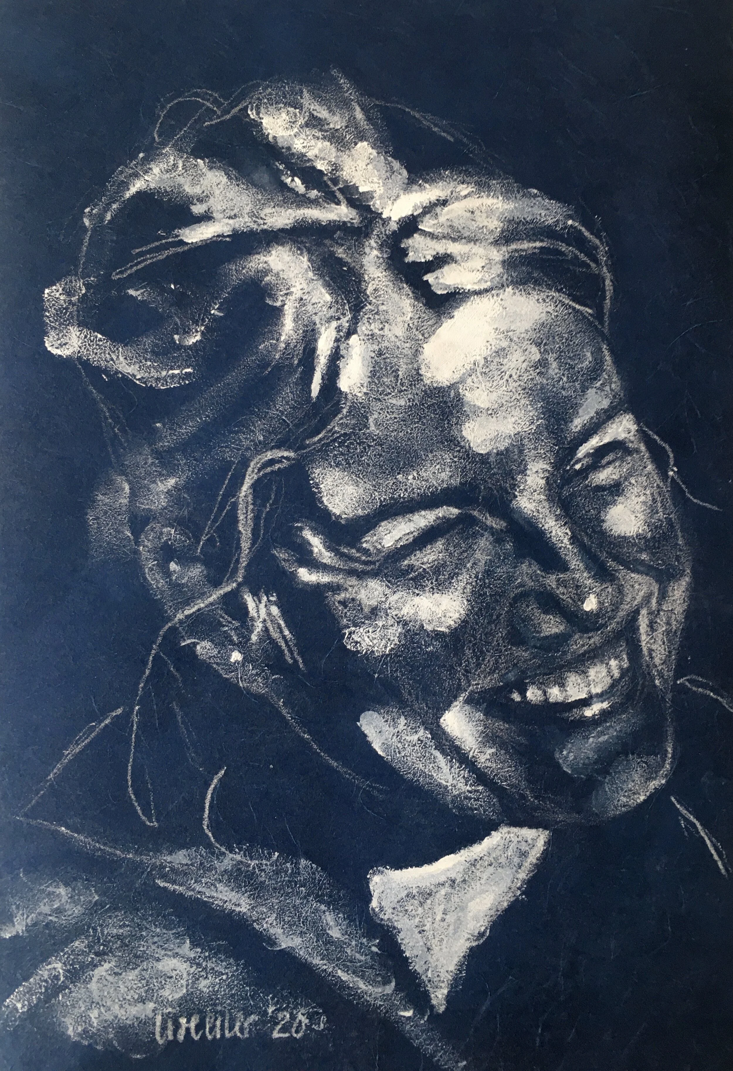 Mette, 2020,
hvid linoleumssværte på blåt strukturpapir,
malet med fingrene,
30 x 20 cm