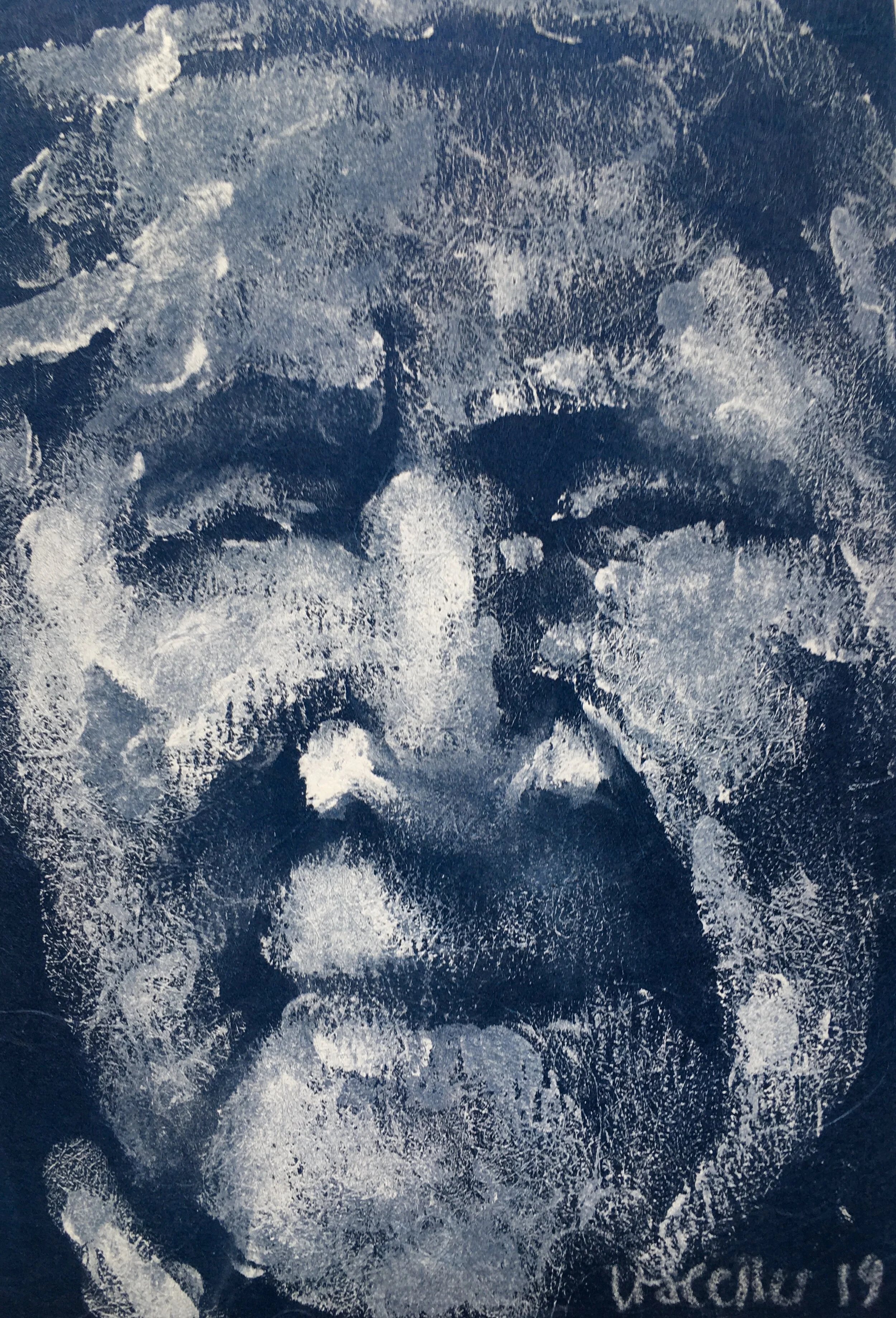 Russisk kvinde, 2019,
hvid linoleumssværte på blåt strukturpapir,
malet med fingrene,
18 x 12 cm