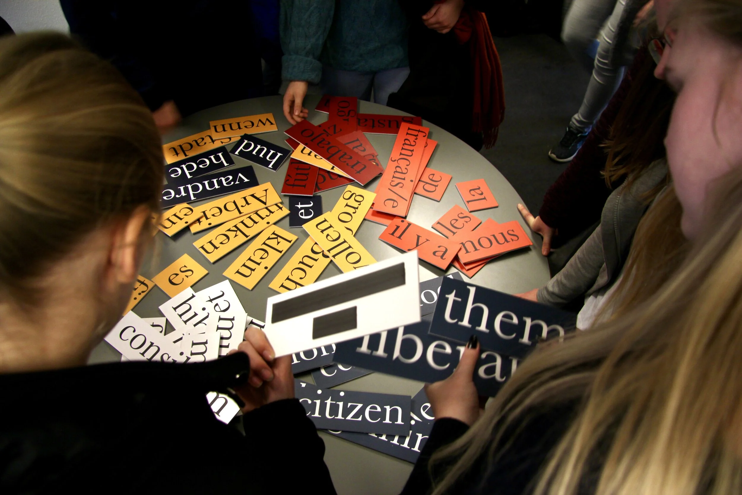 Sprogstammer, Aabenraa Statsskole, 2016,
magnetiske ordskilte klar til at blive opsat og sammensat til nye betydninger i det uendelige.