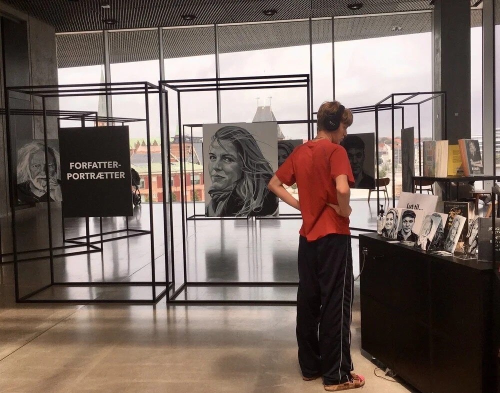 Lyttestation, litteratur af udstillingens forfattere og postkort af værkerne.