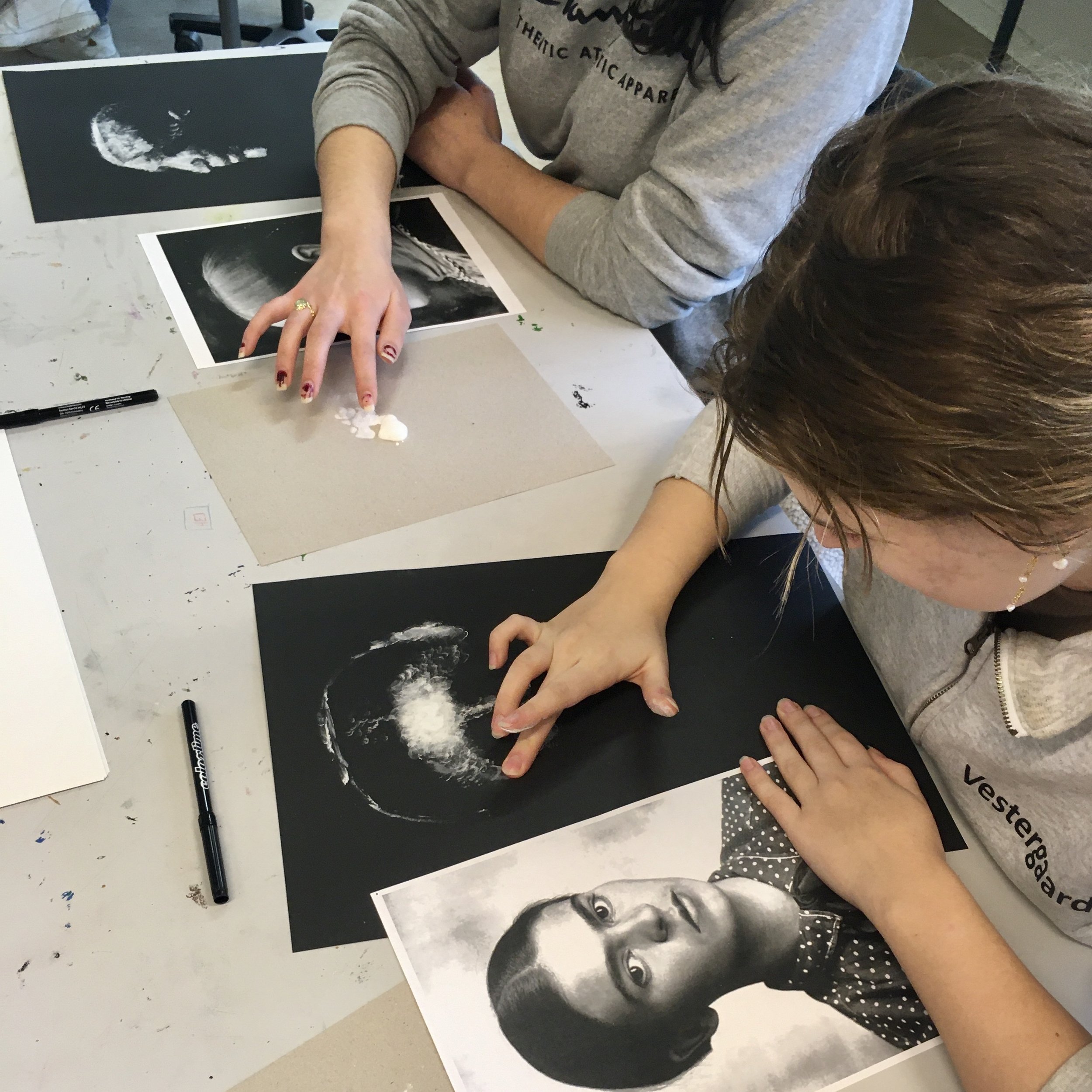 Portræt-workshop, Allerød Gymnasium, kunstnerportrætter, fingermaling