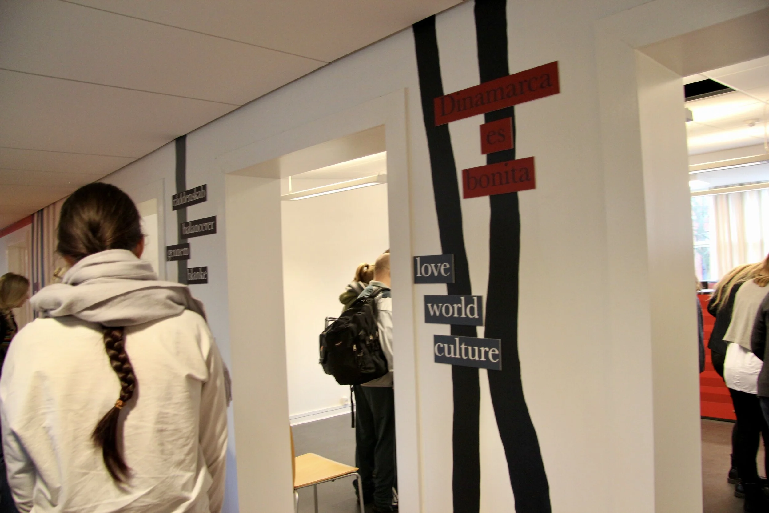 Sprogstammer, Aabenraa Statsskole, 2016,
elever i gang med at lave poesi på seks sprog i skolens sprogfløj.