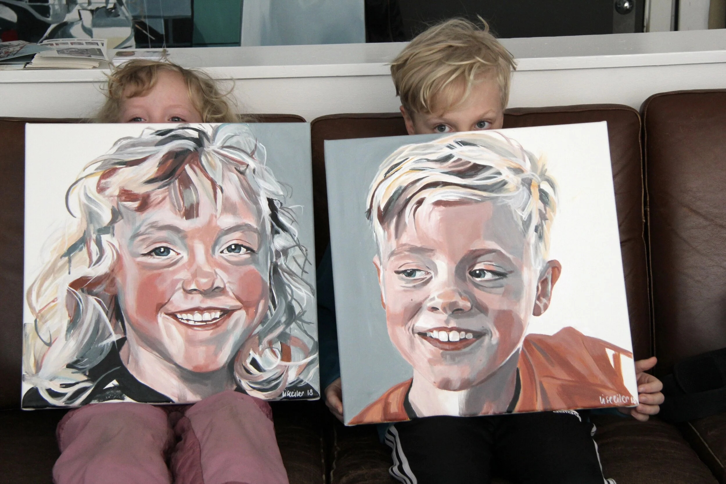 Livia og Adrian med deres nymalede portrætter